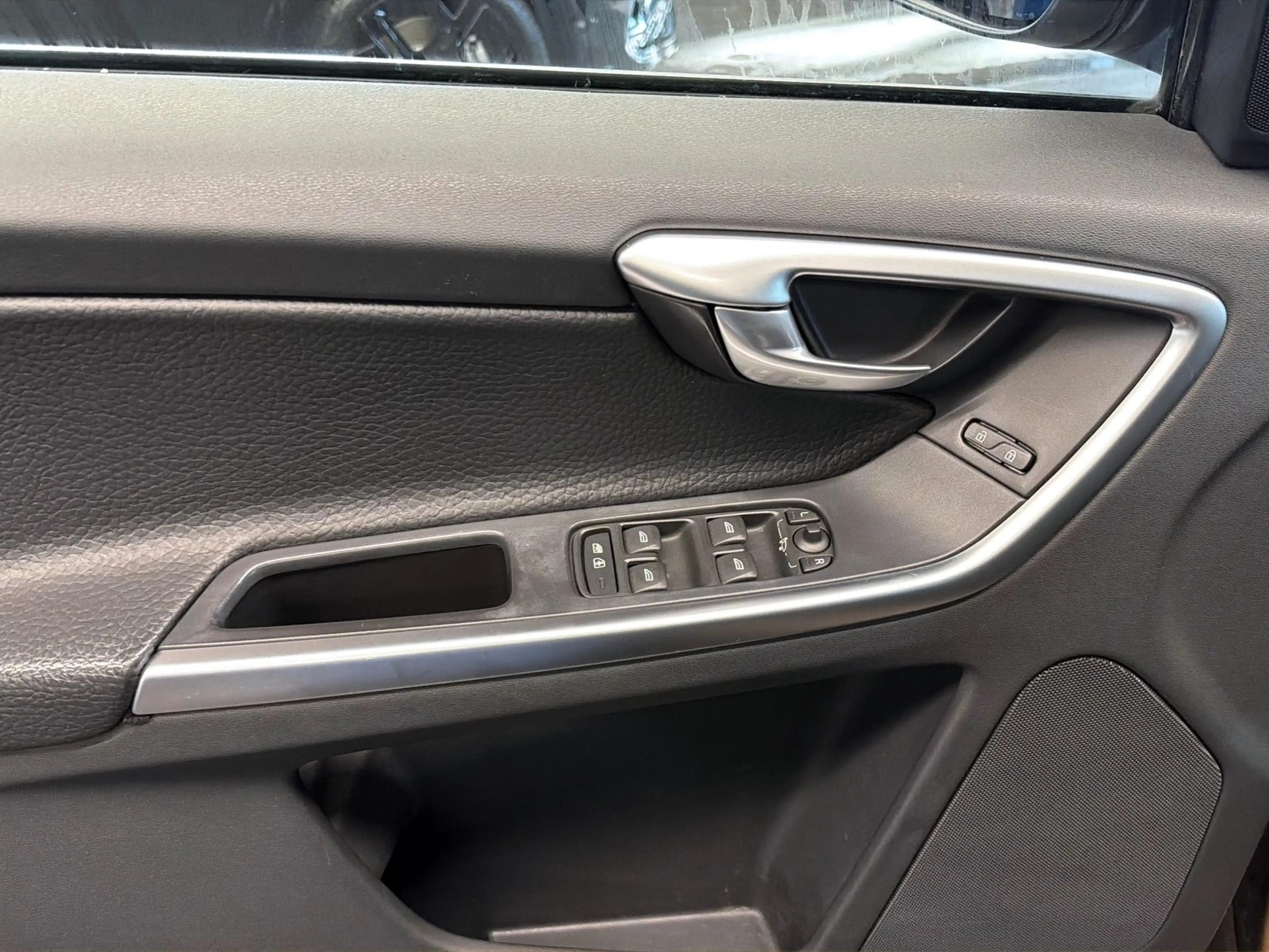 Volvo XC60 D3 Summum 2WD, 1. Hand, Pano, Navi, AHK — photo 10