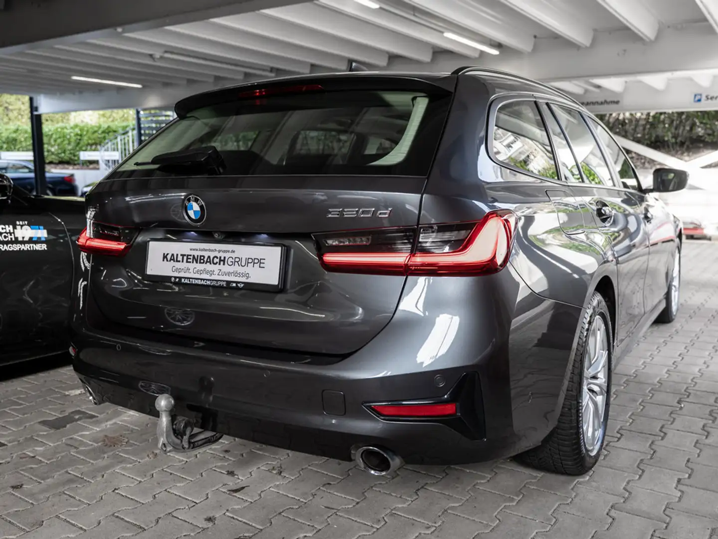 BMW 320 d Touring xDrive PANO AHK LED W-LAN NAVI Grau - 2