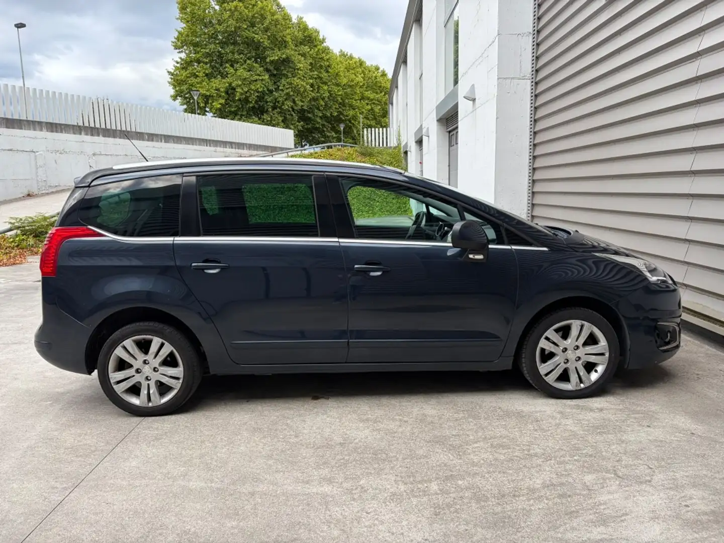 Peugeot 5008 1.6 BlueHDI Allure 7 pl. 120 Gris - 1