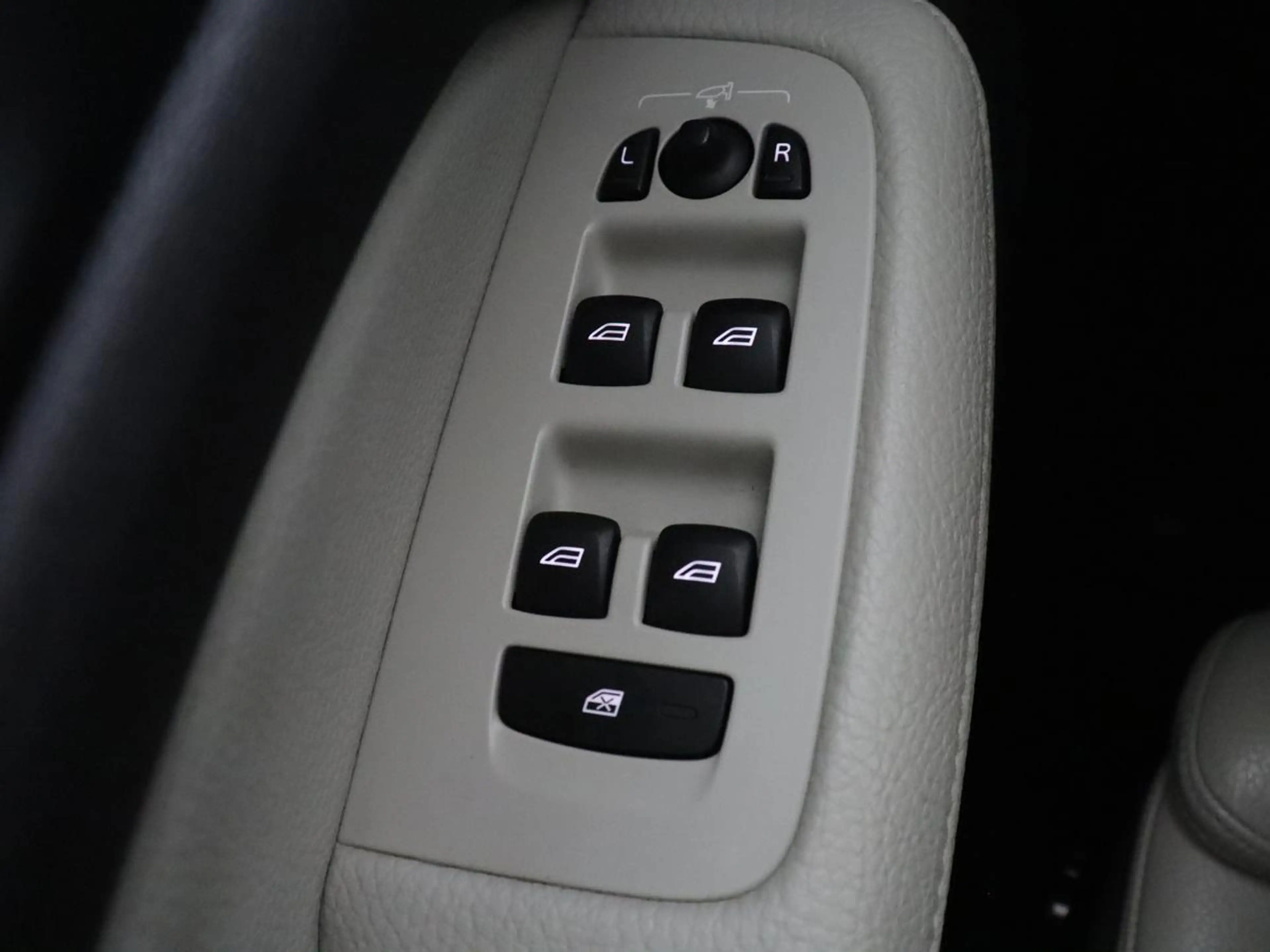 Volvo V60 2.0 T8 Twin Engine AWD R-Design | Apple Carplay | — photo 33
