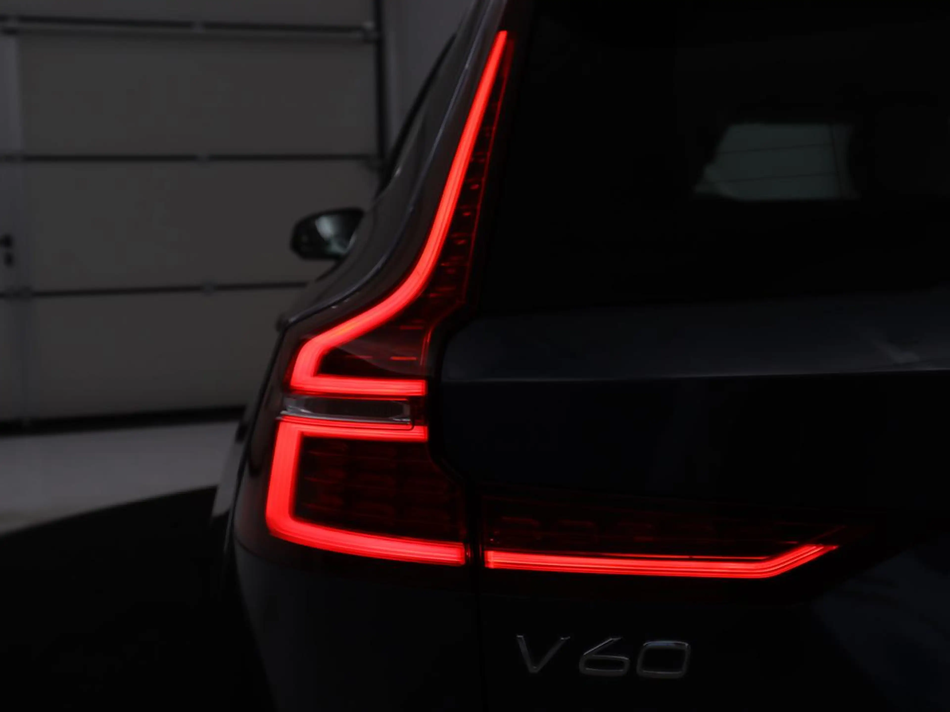 Volvo V60 2.0 T8 Twin Engine AWD R-Design | Apple Carplay | — photo 31