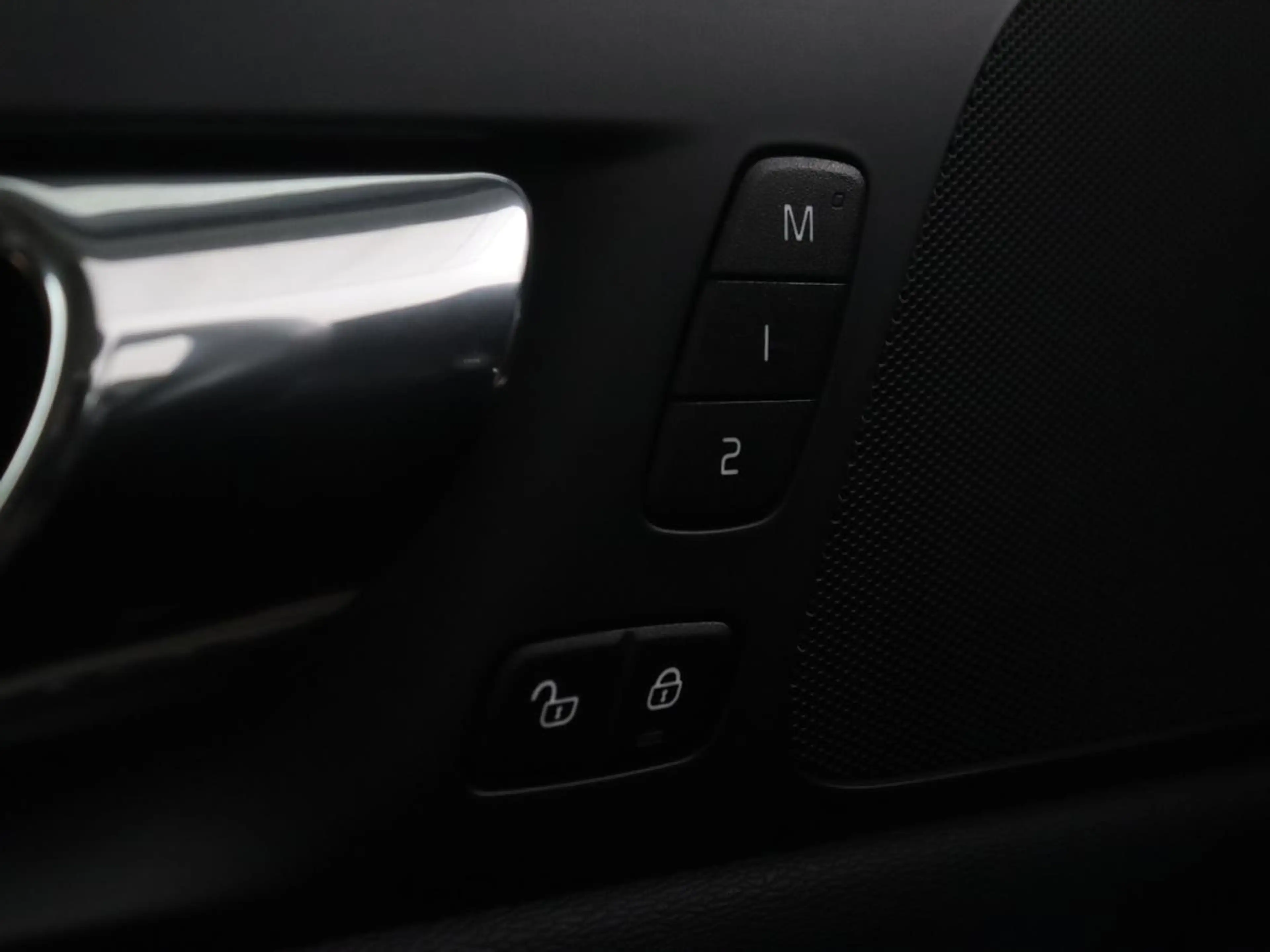 Volvo V60 2.0 T8 Twin Engine AWD R-Design | Apple Carplay | — photo 30