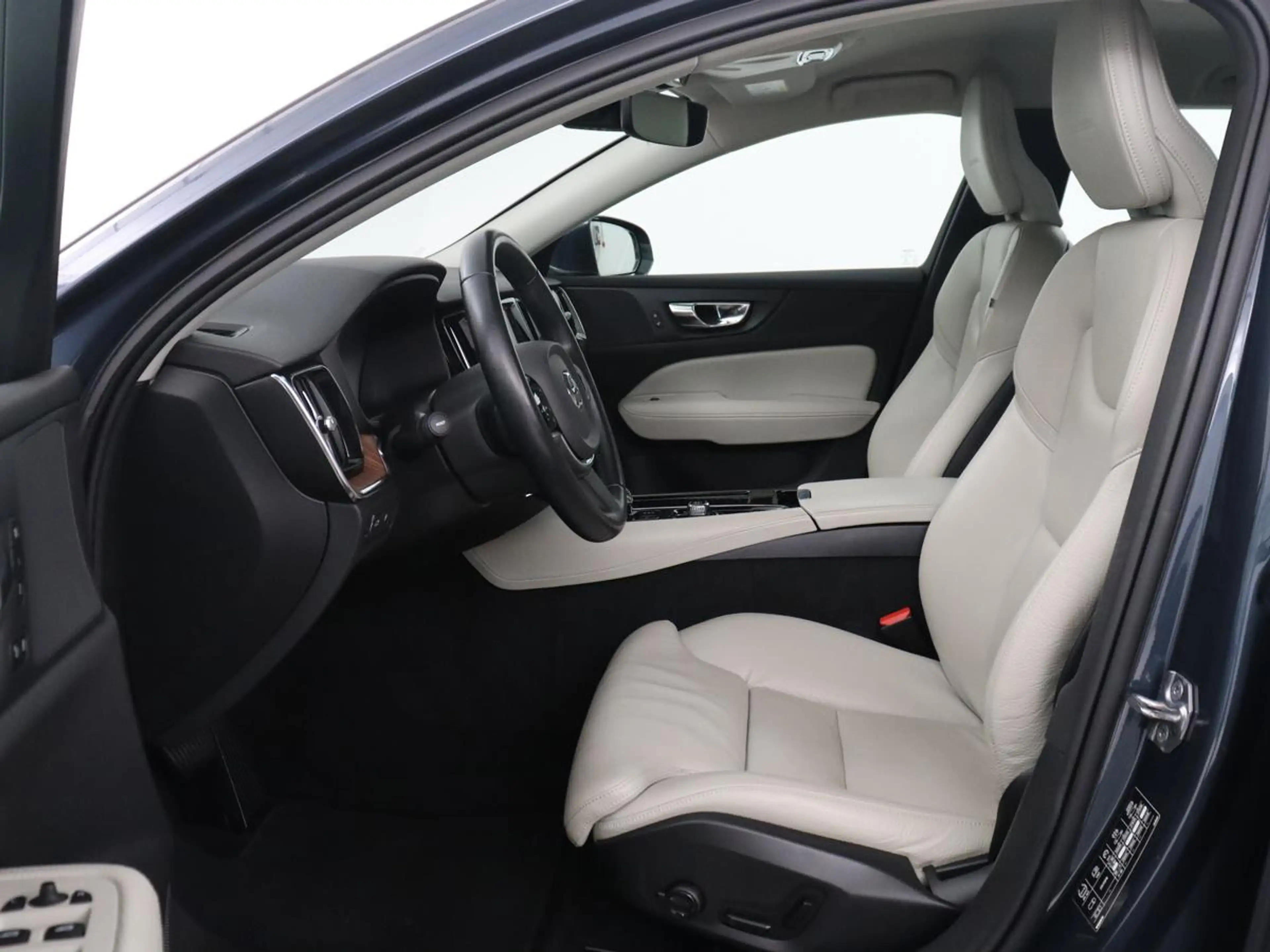 Volvo V60 2.0 T8 Twin Engine AWD R-Design | Apple Carplay | — photo 4