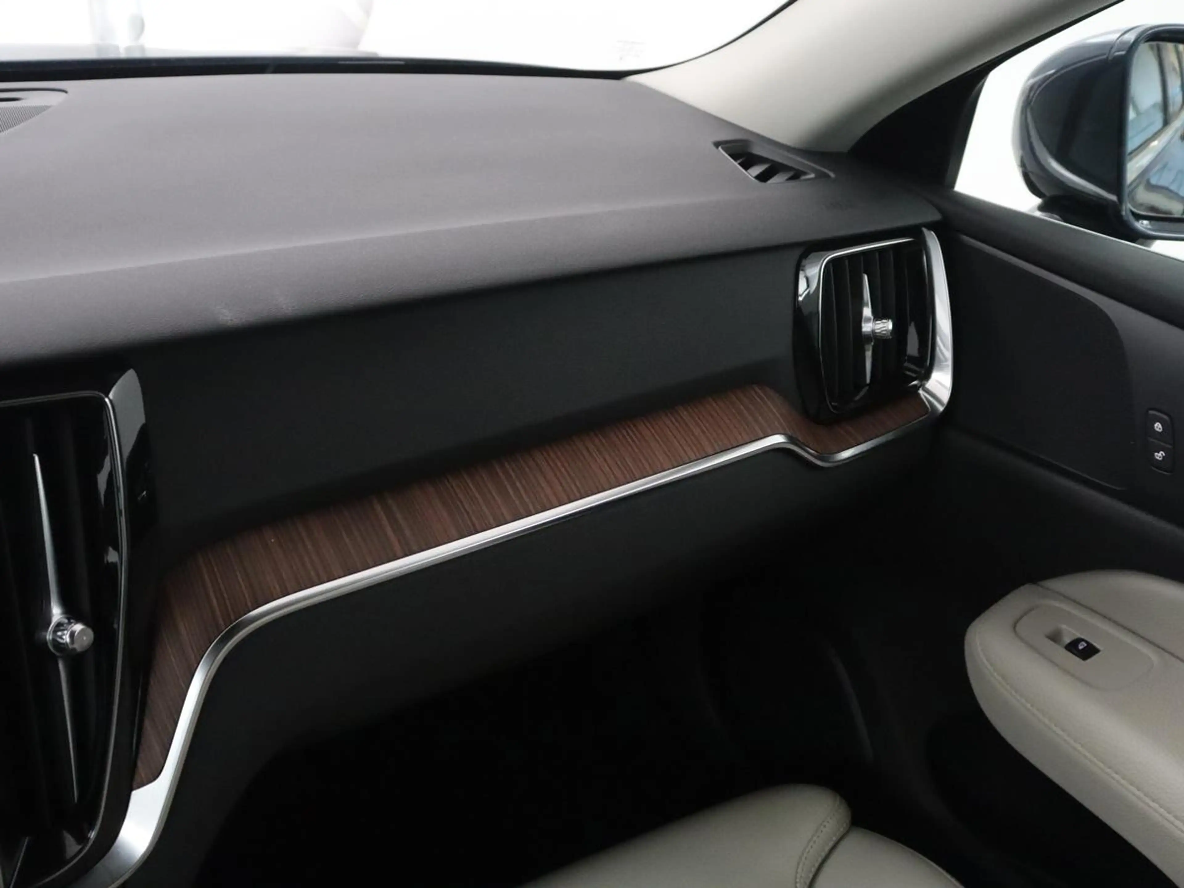 Volvo V60 2.0 T8 Twin Engine AWD R-Design | Apple Carplay | — photo 27