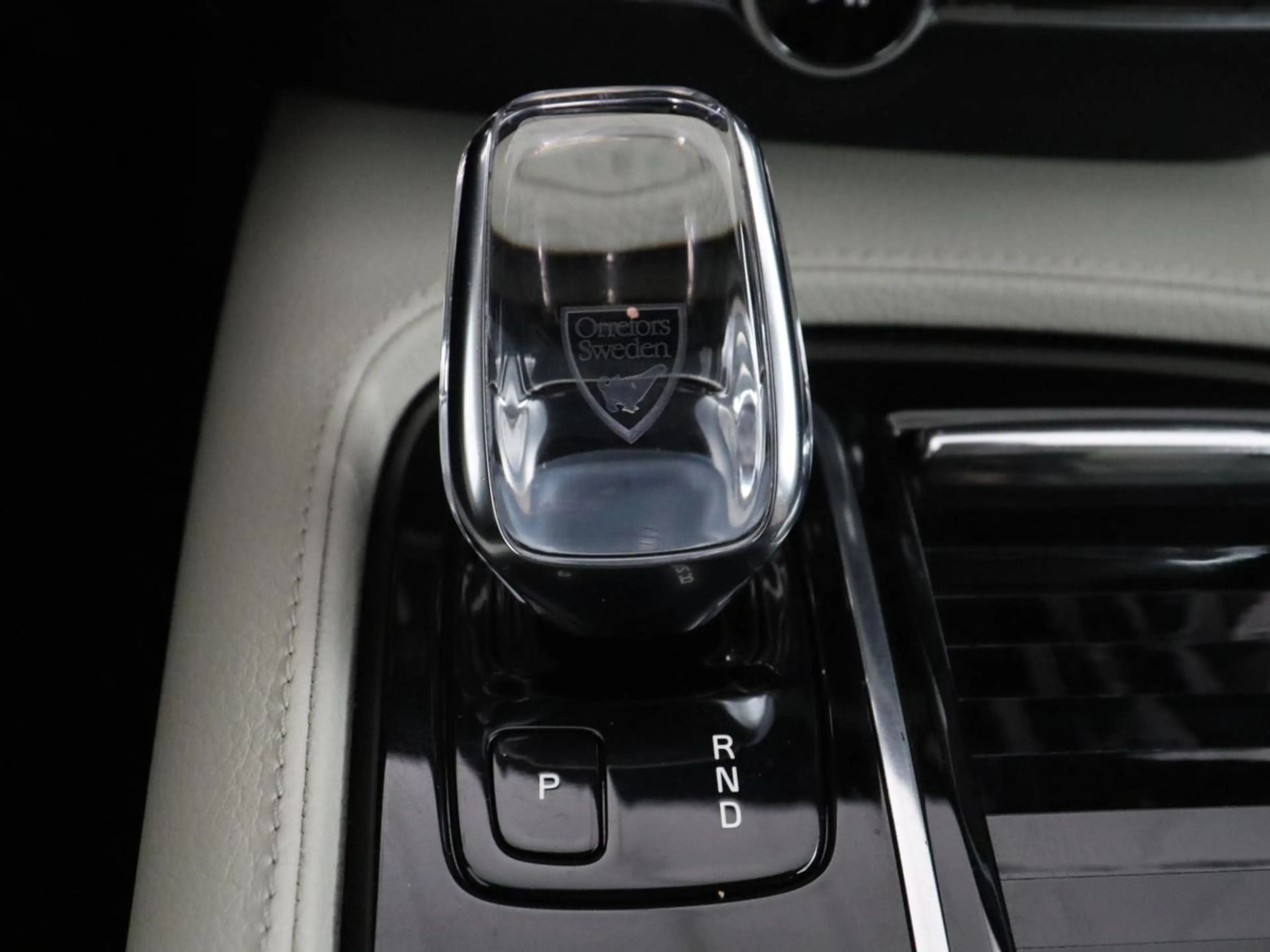 Volvo V60 2.0 T8 Twin Engine AWD R-Design | Apple Carplay | — photo 18