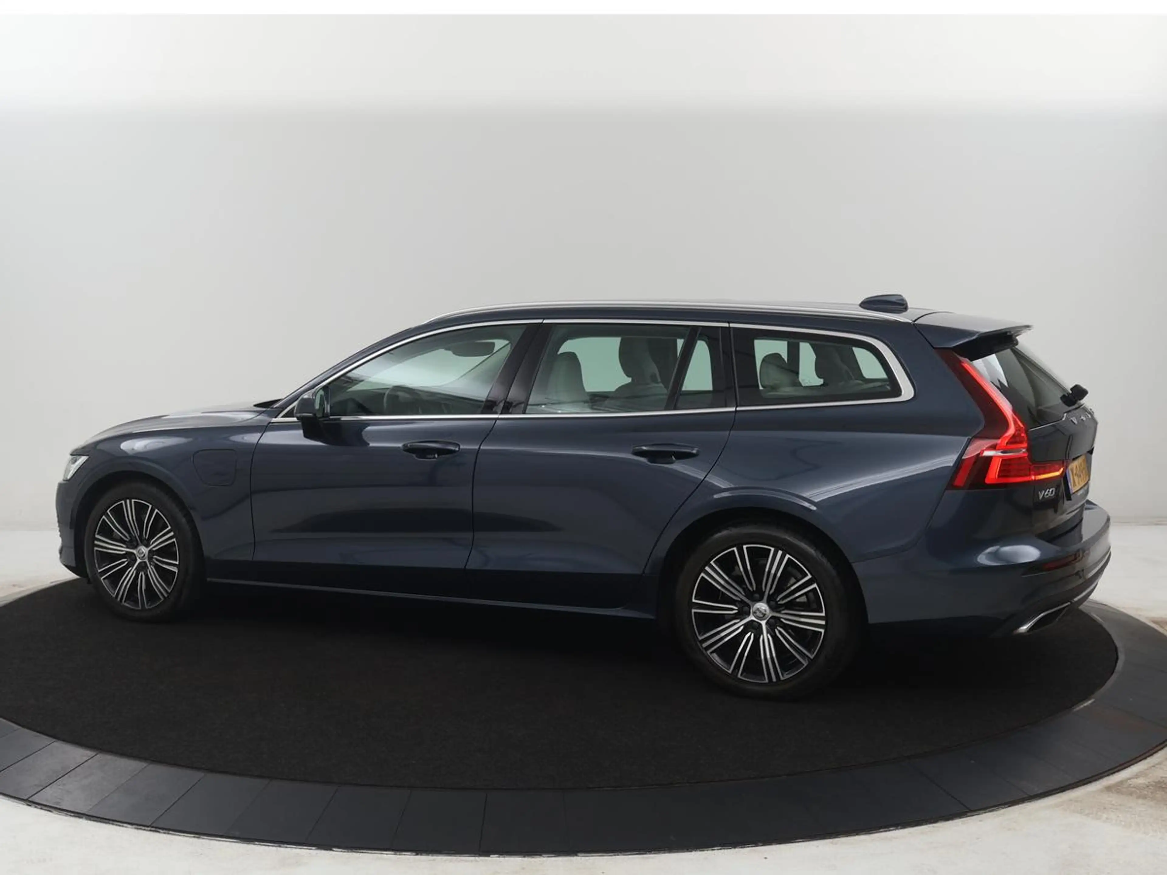 Volvo V60 2.0 T8 Twin Engine AWD R-Design | Apple Carplay | — photo 2