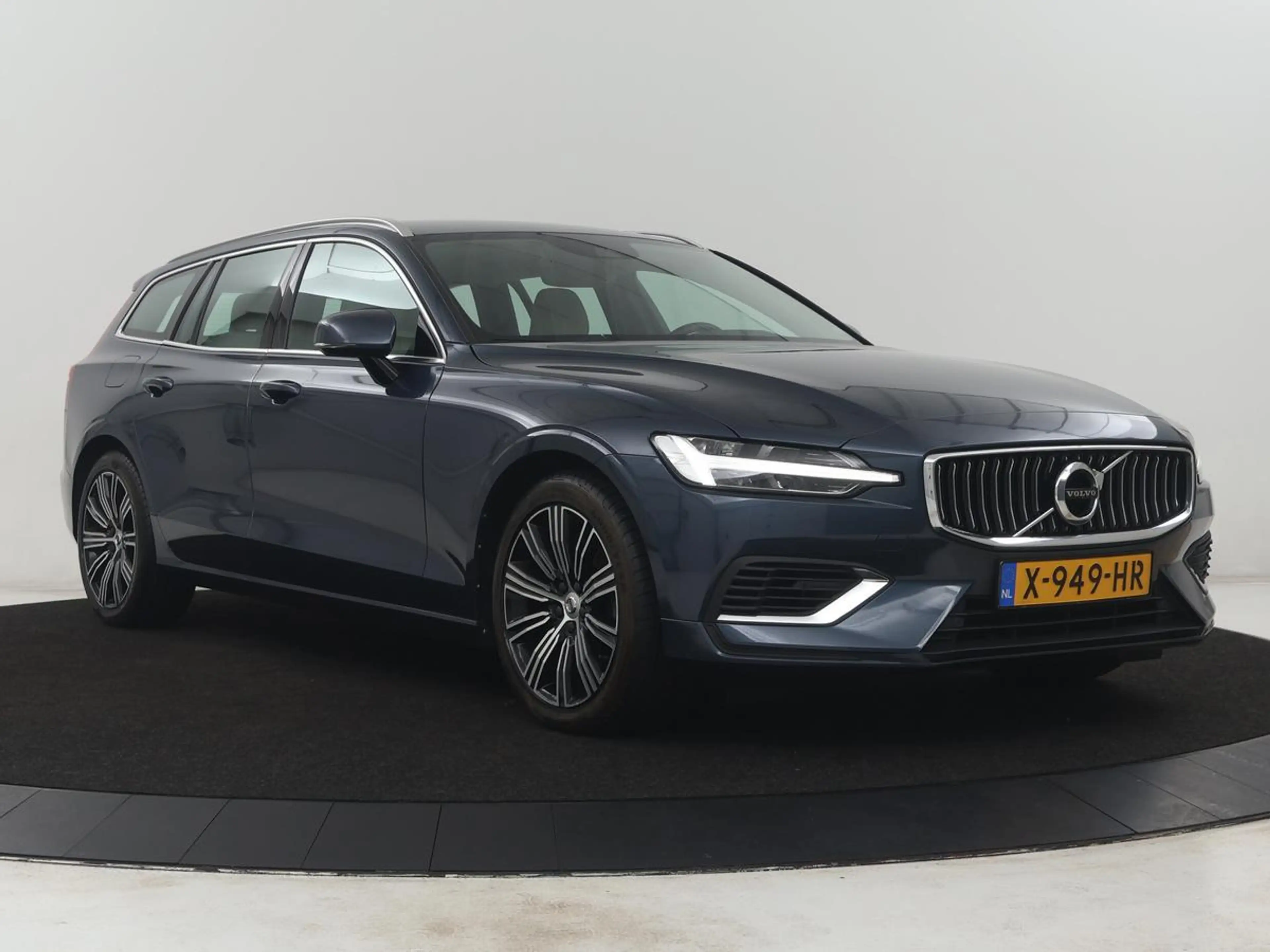 Volvo V60 2.0 T8 Twin Engine AWD R-Design | Apple Carplay | — photo 36