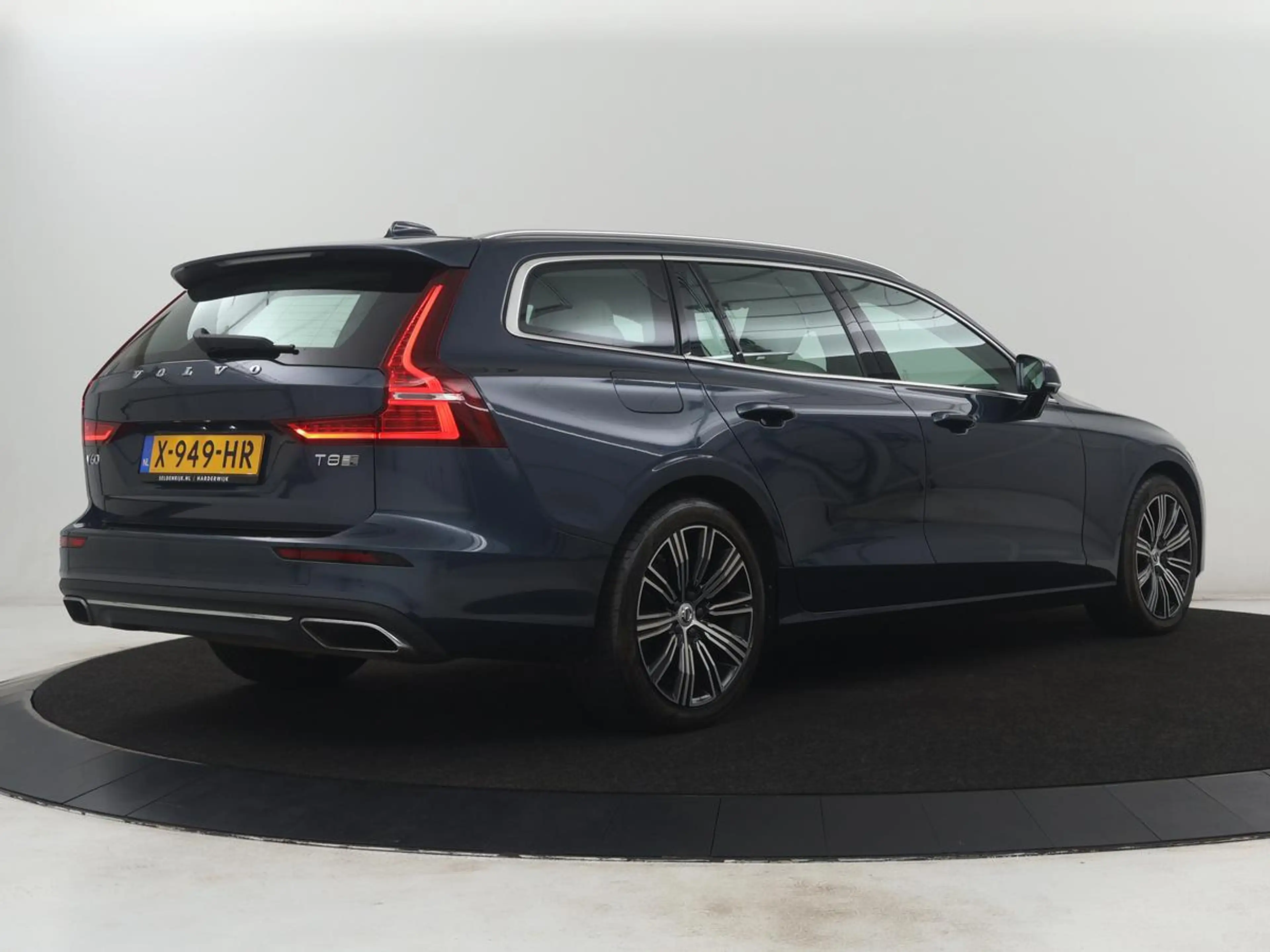 Volvo V60 2.0 T8 Twin Engine AWD R-Design | Apple Carplay | — photo 35