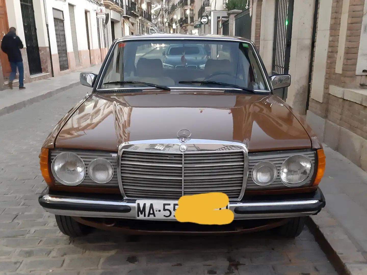 Mercedes-Benz 200 200D Marrón - 2