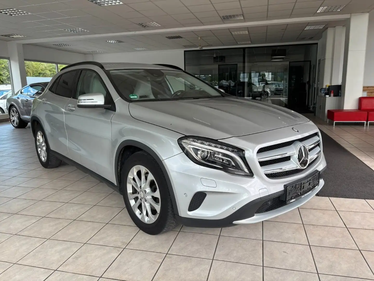 Mercedes-Benz GLA 220 GLA -Klasse GLA 220 CDI / d 4Matic Automatik 4x4 Argintiu - 1