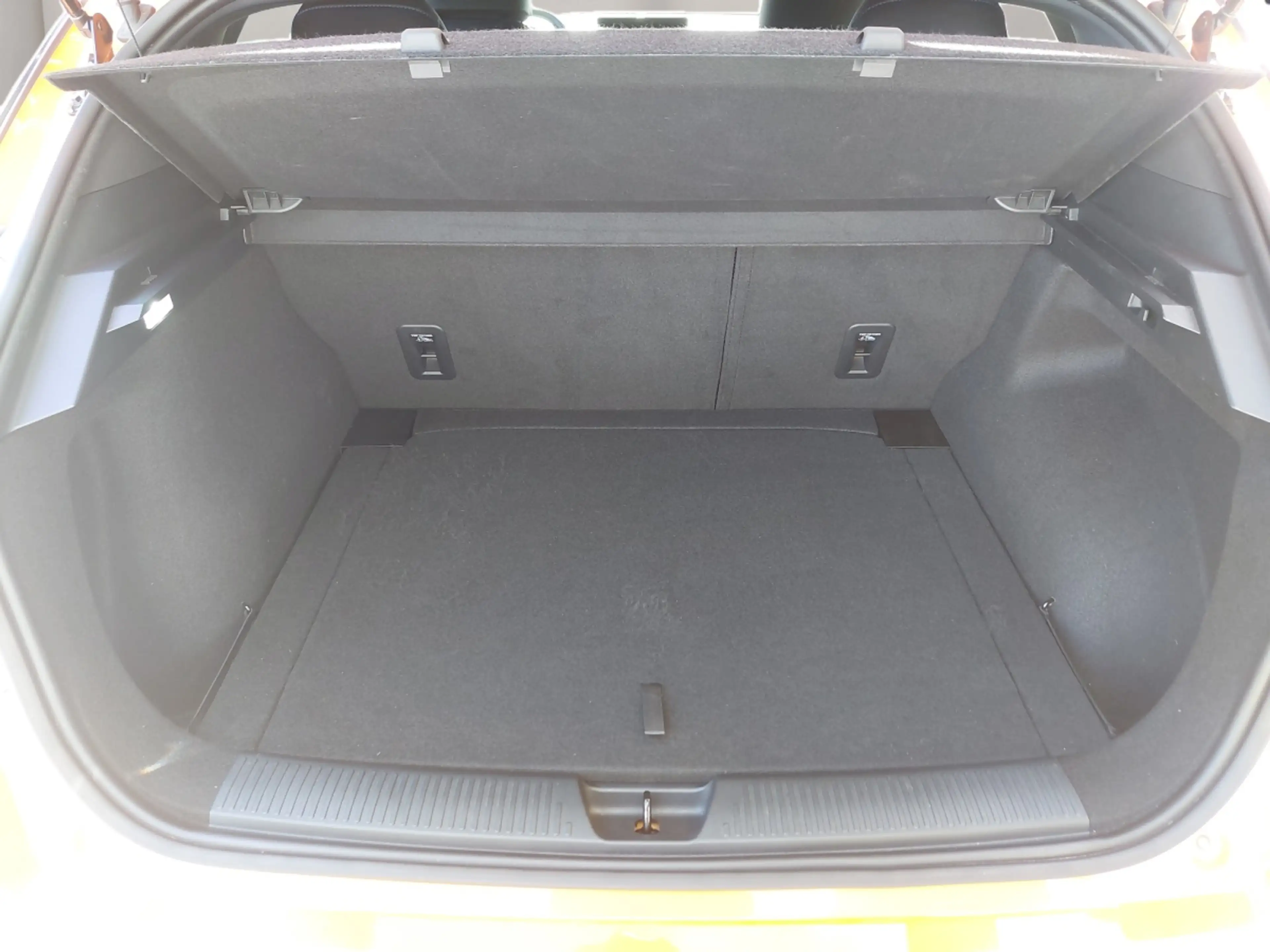 MG MG4 MG4 EV 64kWh Luxury — photo 12