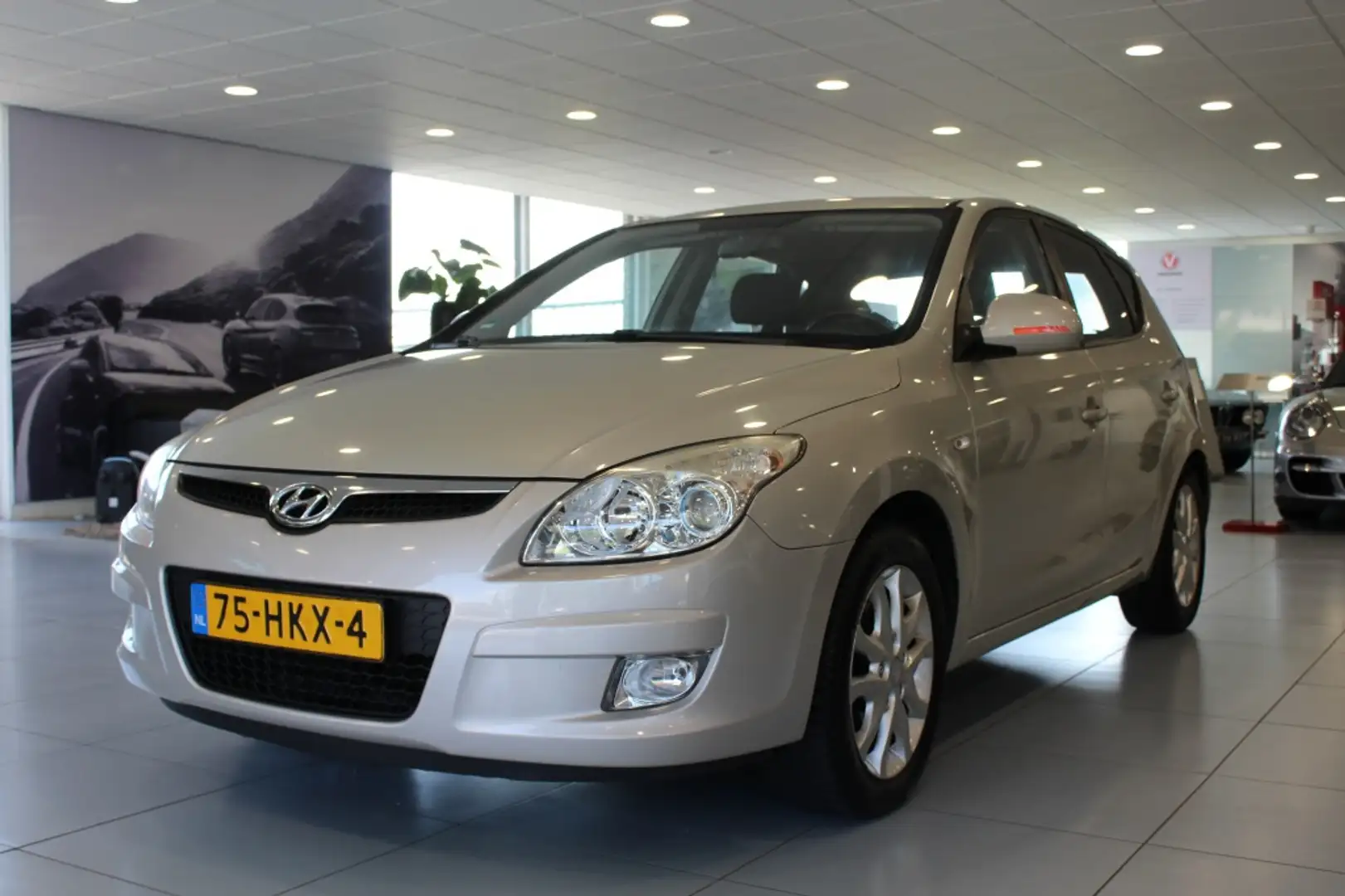 Hyundai i30 1.6i Dynamic Bns/NAVIGATIE/AIRCO/PDC siva - 2