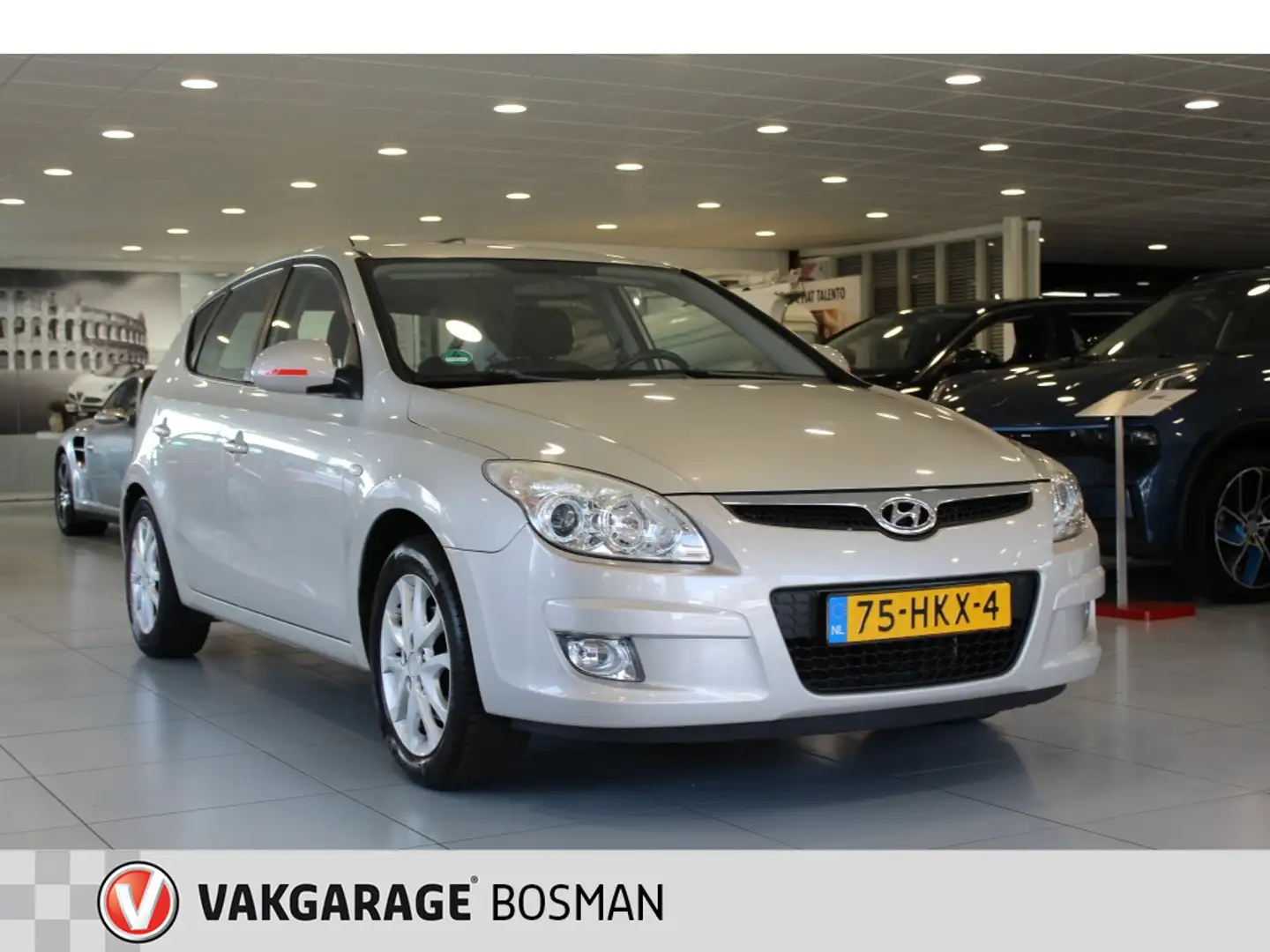 Hyundai i30 1.6i Dynamic Bns/NAVIGATIE/AIRCO/PDC siva - 1