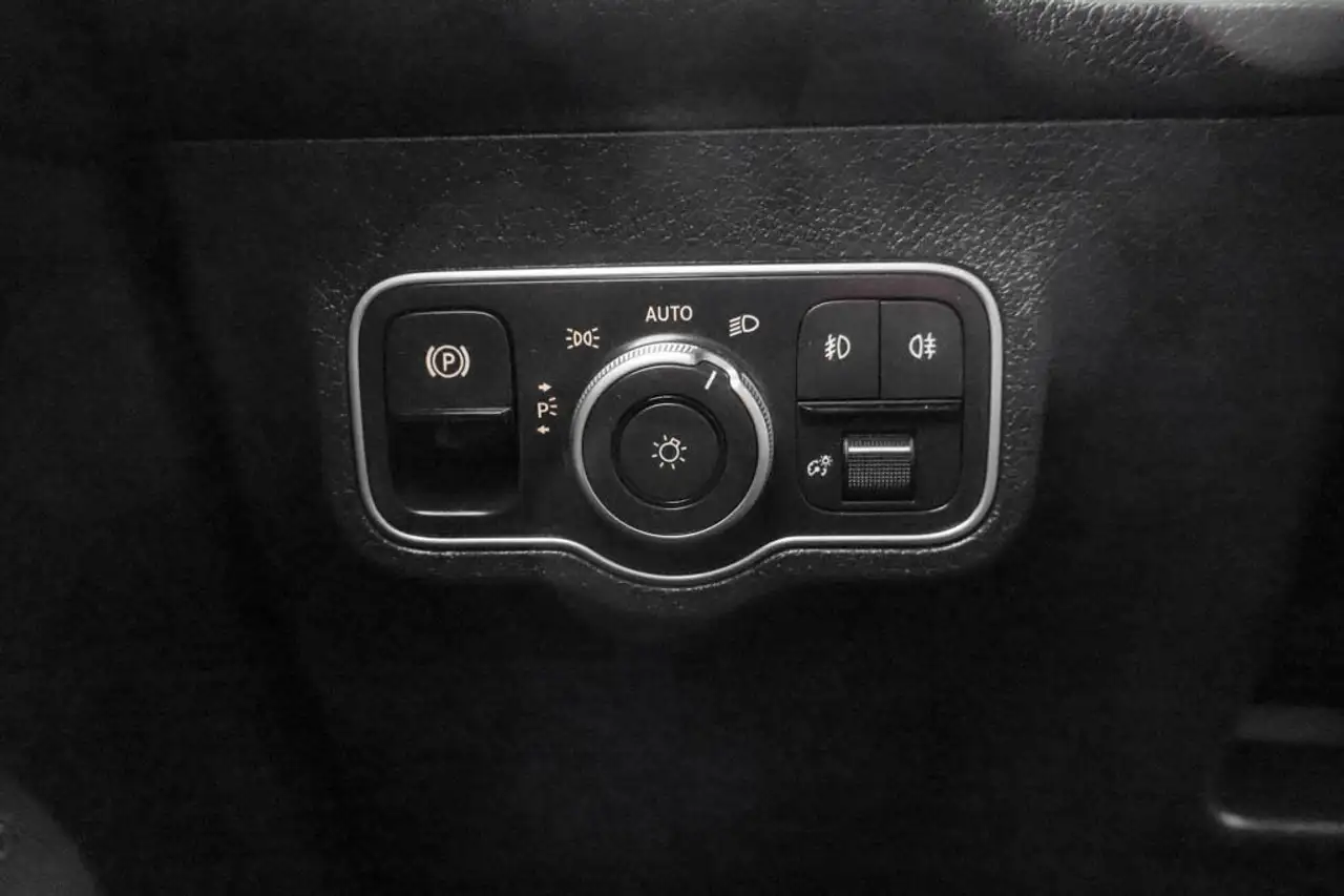 Mercedes-Benz GLB снимка Mercedes-Benz GLB