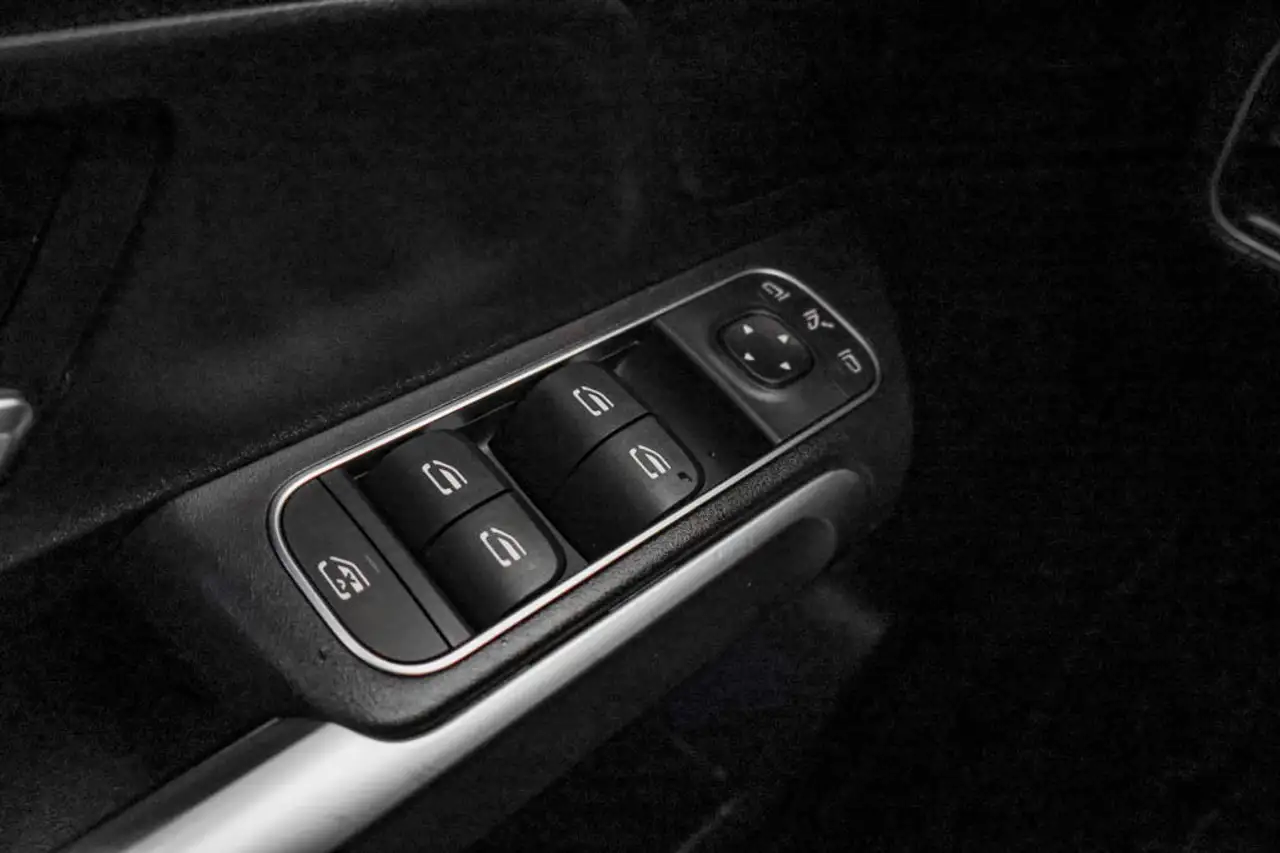 Mercedes-Benz GLB снимка Mercedes-Benz GLB