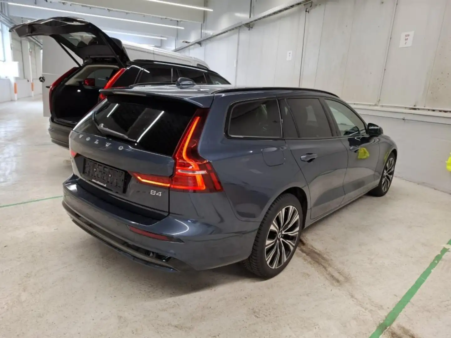 Volvo V60 B4 A Plus Dark Blau - 2