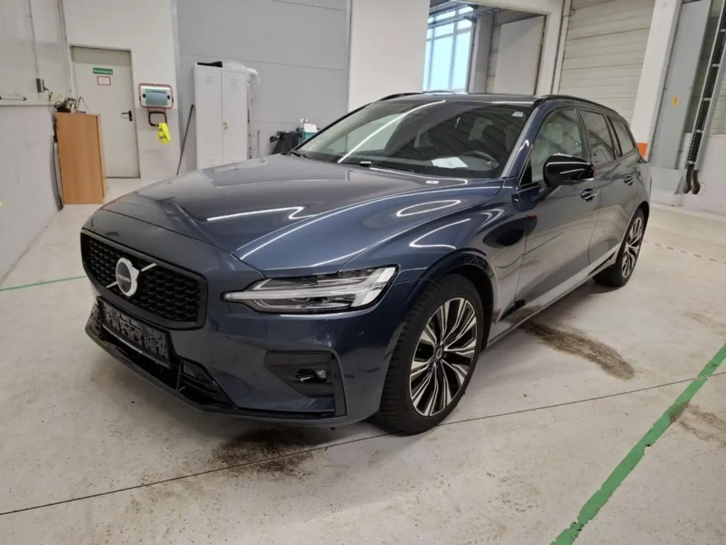 Volvo V60 B4 A Plus Dark Blau - 1