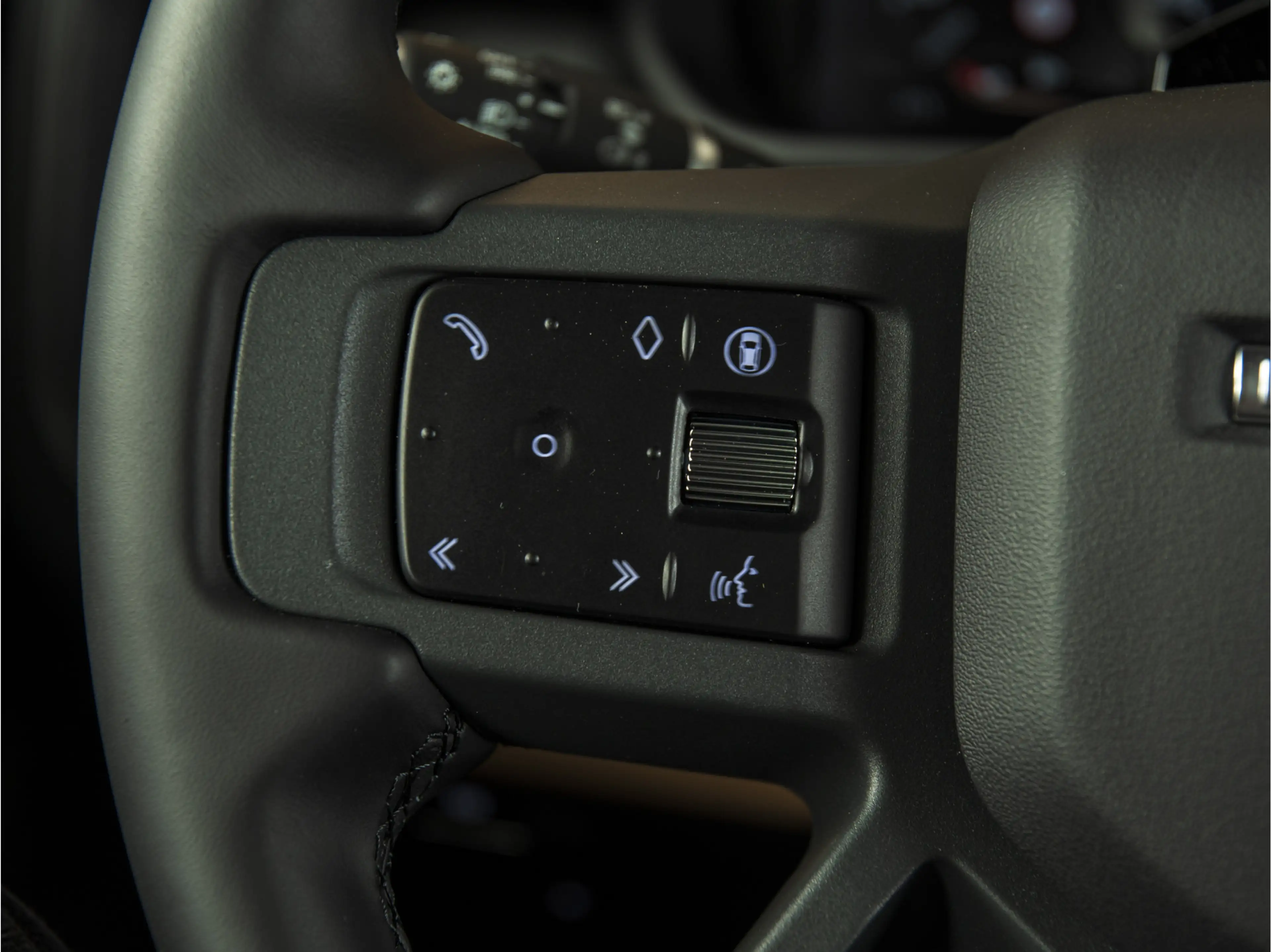 Land Rover Defender 110 2.0 P300e 110 X-Dynamic HSE MY26 | PANO | HUD — photo 24