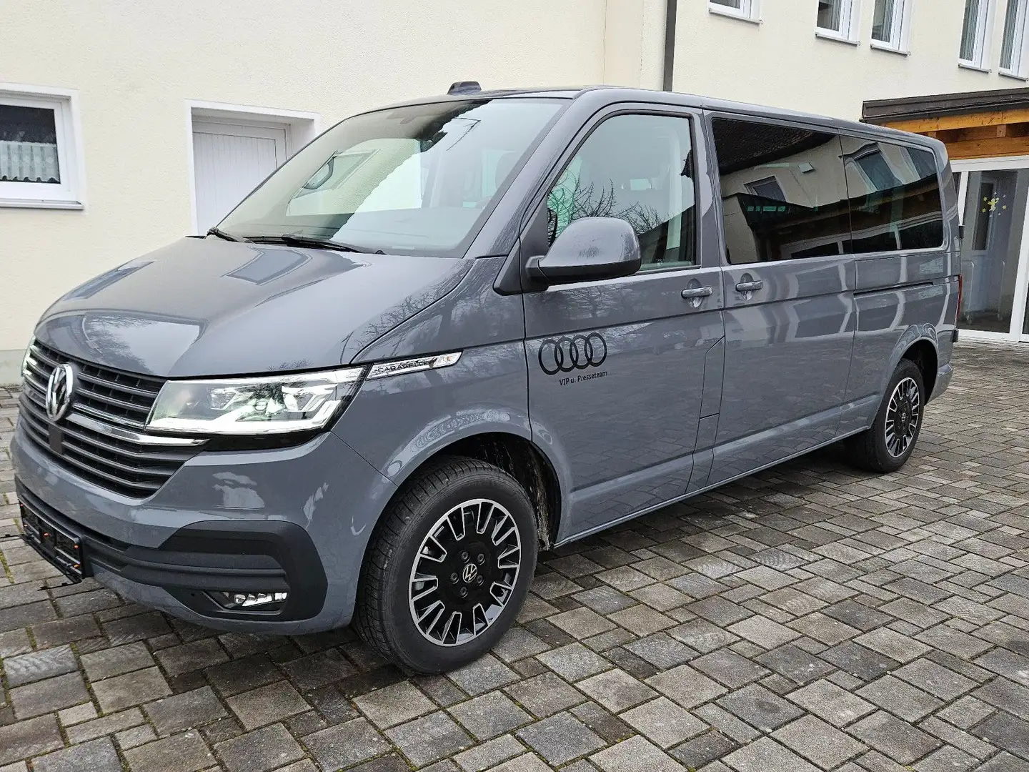 Volkswagen T6 Caravelle T6.1 Car. lang 8si AHK LED StHzg. 2xSchtür Navi Grau - 1
