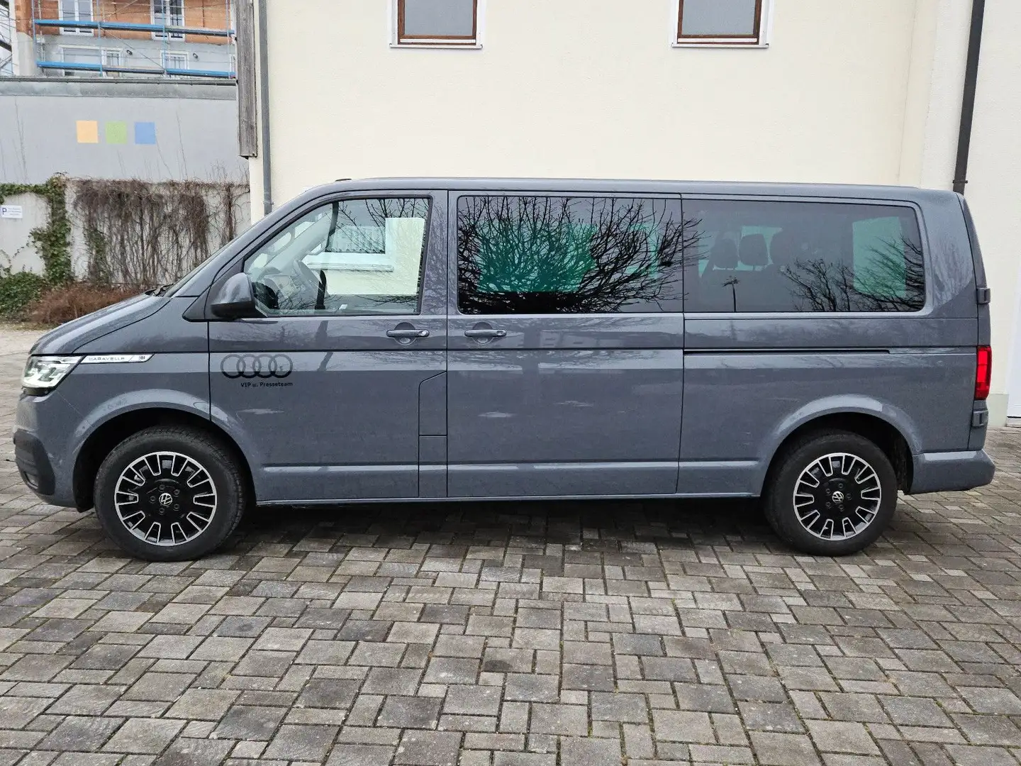 Volkswagen T6 Caravelle T6.1 Car. lang 8si AHK LED StHzg. 2xSchtür Navi Grau - 2