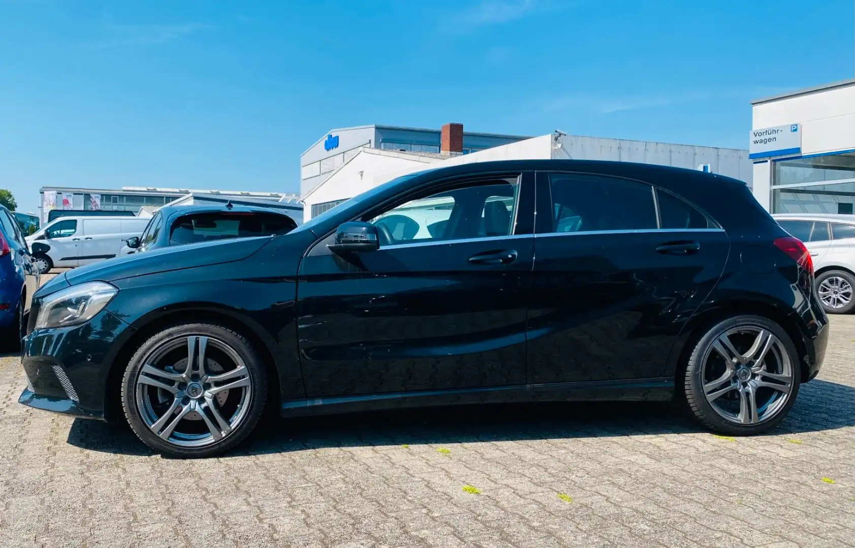 Mercedes-Benz A 200 BlueEfficiency*Automatik*Pano*Navi*LED* Schwarz - 2