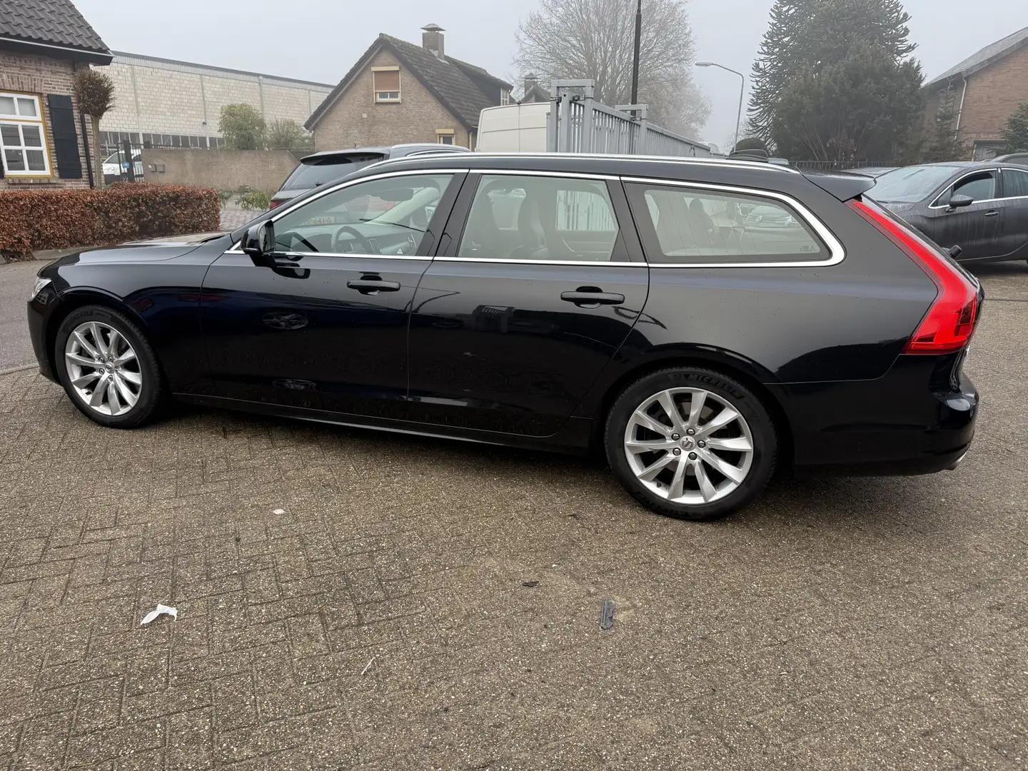 Volvo V90 2.0 T4 Momentum XENON/LEDER/NAVI/CLIMA B Zwart - 2