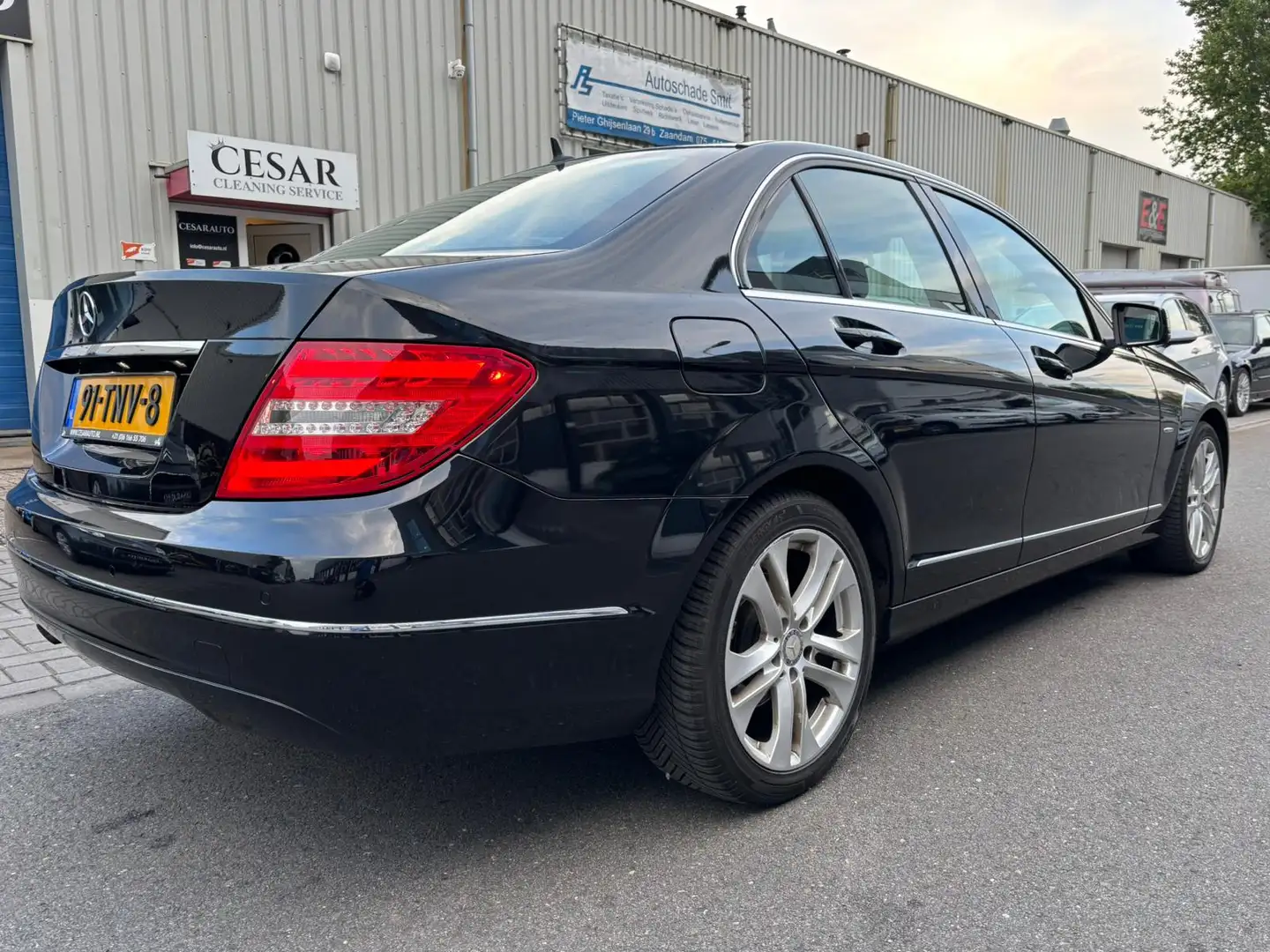 Mercedes-Benz C 180 Premium Edition AUTOMAAT / DEALER ONDERHOUDEN Zwart - 2
