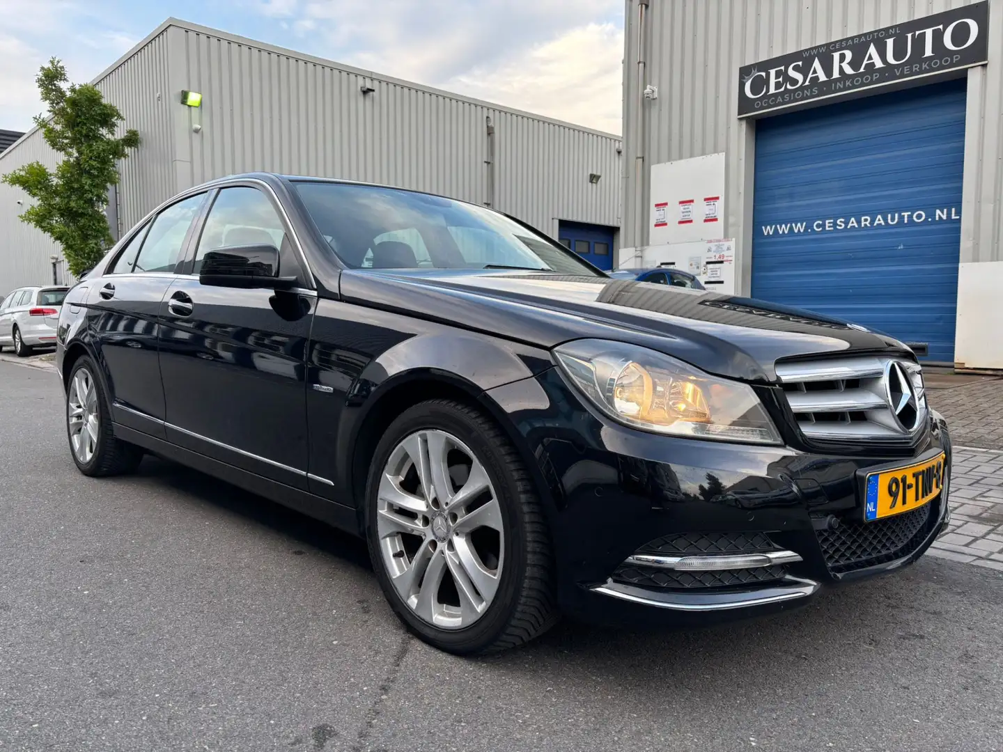 Mercedes-Benz C 180 Premium Edition AUTOMAAT / DEALER ONDERHOUDEN Zwart - 1