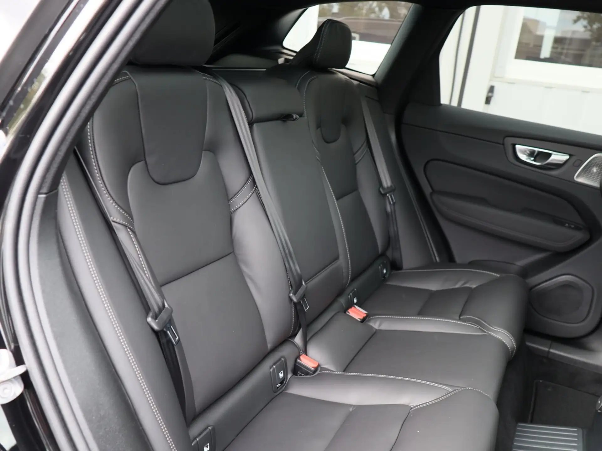 볼보 Volvo XC60 2026 검정 사진 5