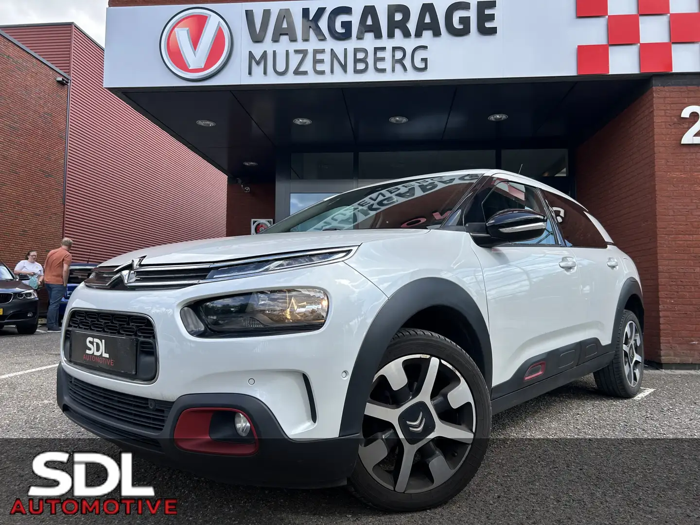 Citroen C4 Cactus 1.2 PureTech Shine // LED // NAVI + CARPLAY // CAM Wit - 1