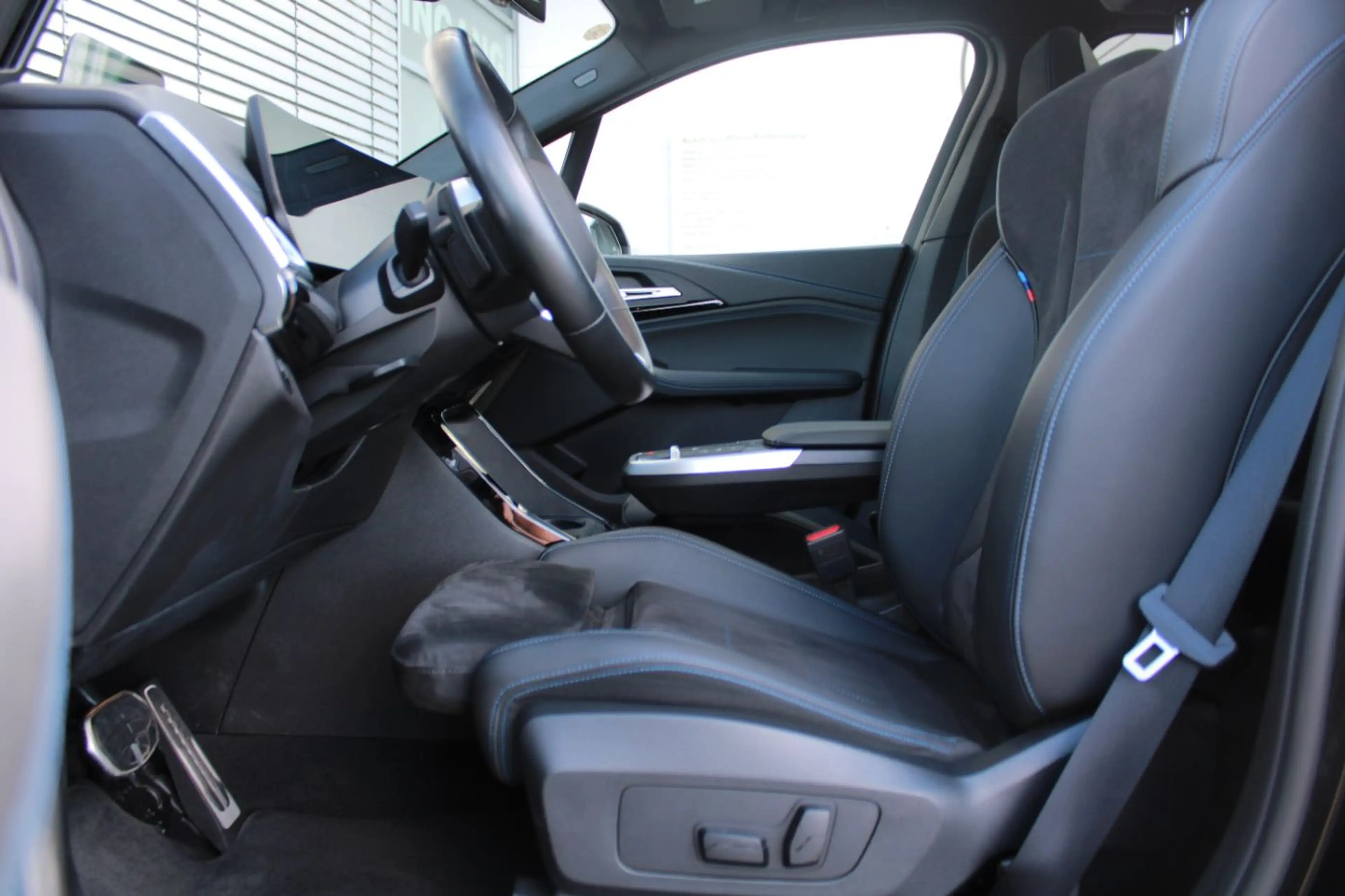 BMW 223 i xDrive M Sport Navi HeadUp DA+ 360 Cam AHK — photo 9