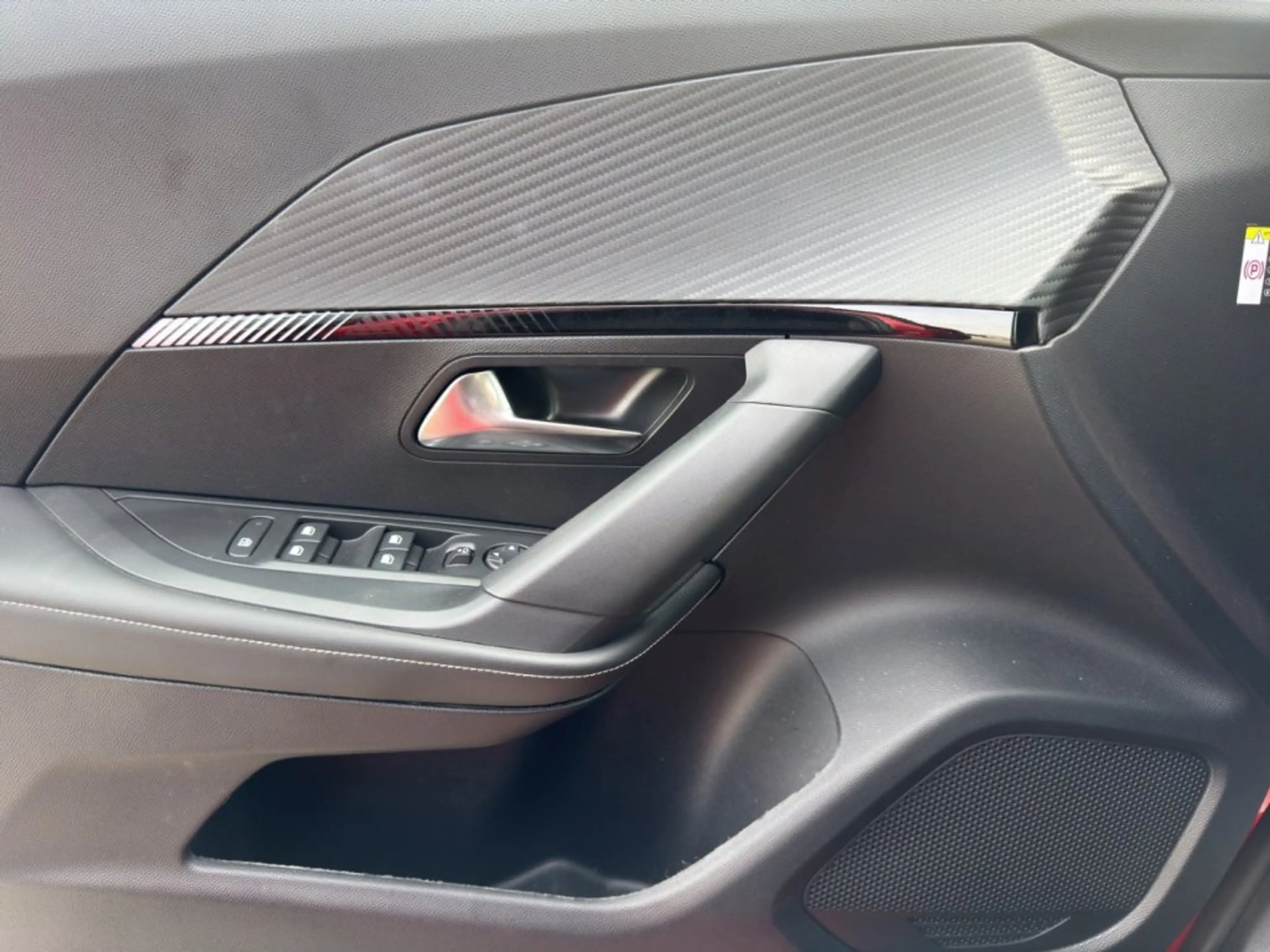 Peugeot 2008 ALLURE Hybrid 136 e-DCS6 — photo 15