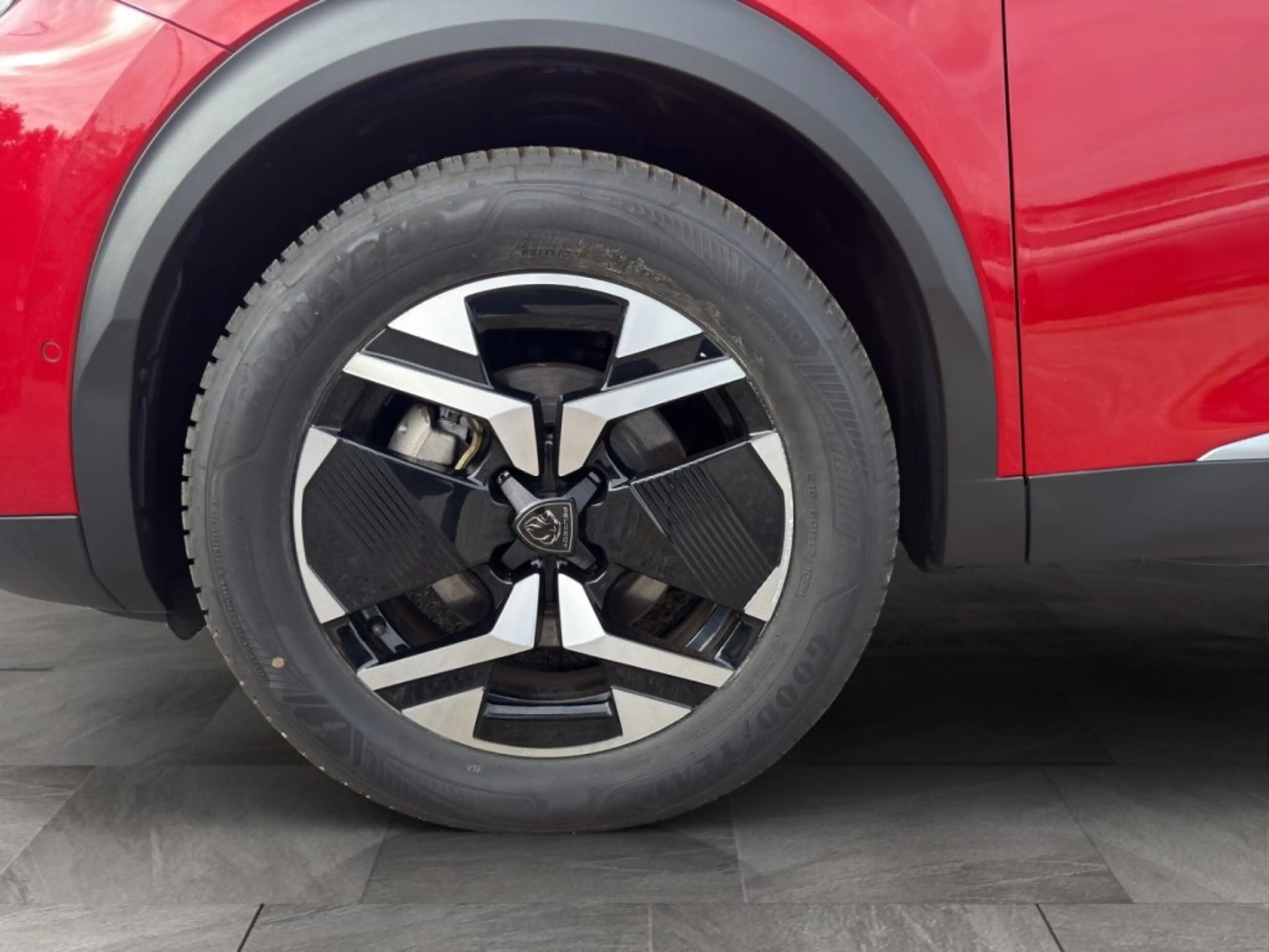 Peugeot 2008 ALLURE Hybrid 136 e-DCS6 — photo 6