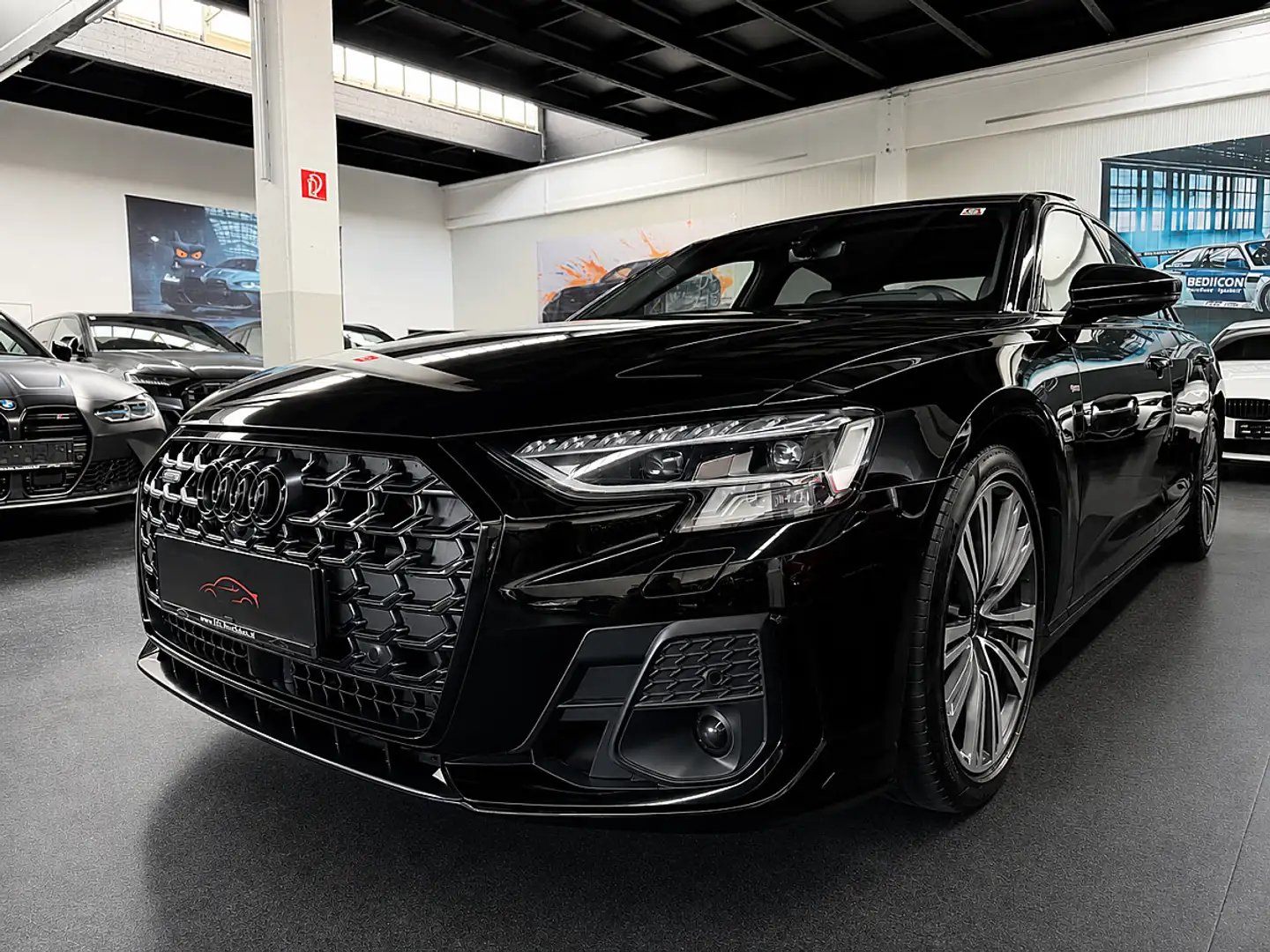 Audi A8 Schwarz - 1