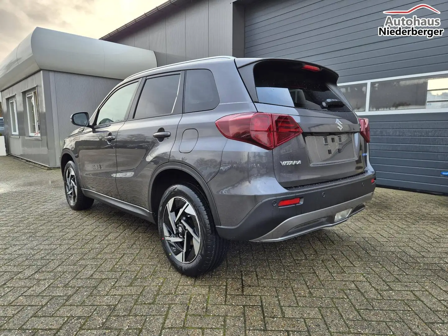 Suzuki Vitara Comfort+ 110PS Automatik MHEV 4x4 ALLGRIP 1.4 B... Grau - 2