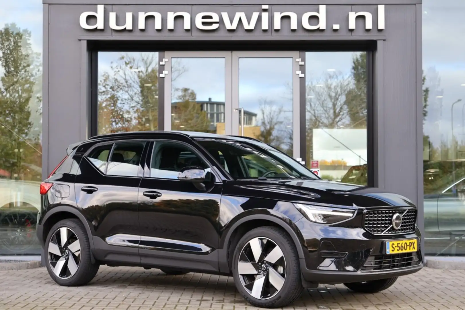 Volvo XC40 1.5 T5 PLUS DARK *PANO*H&K*KEYLESS*TREKHAAK Zwart - 1