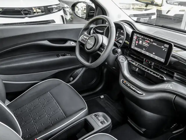 Fiat 500e view 3
