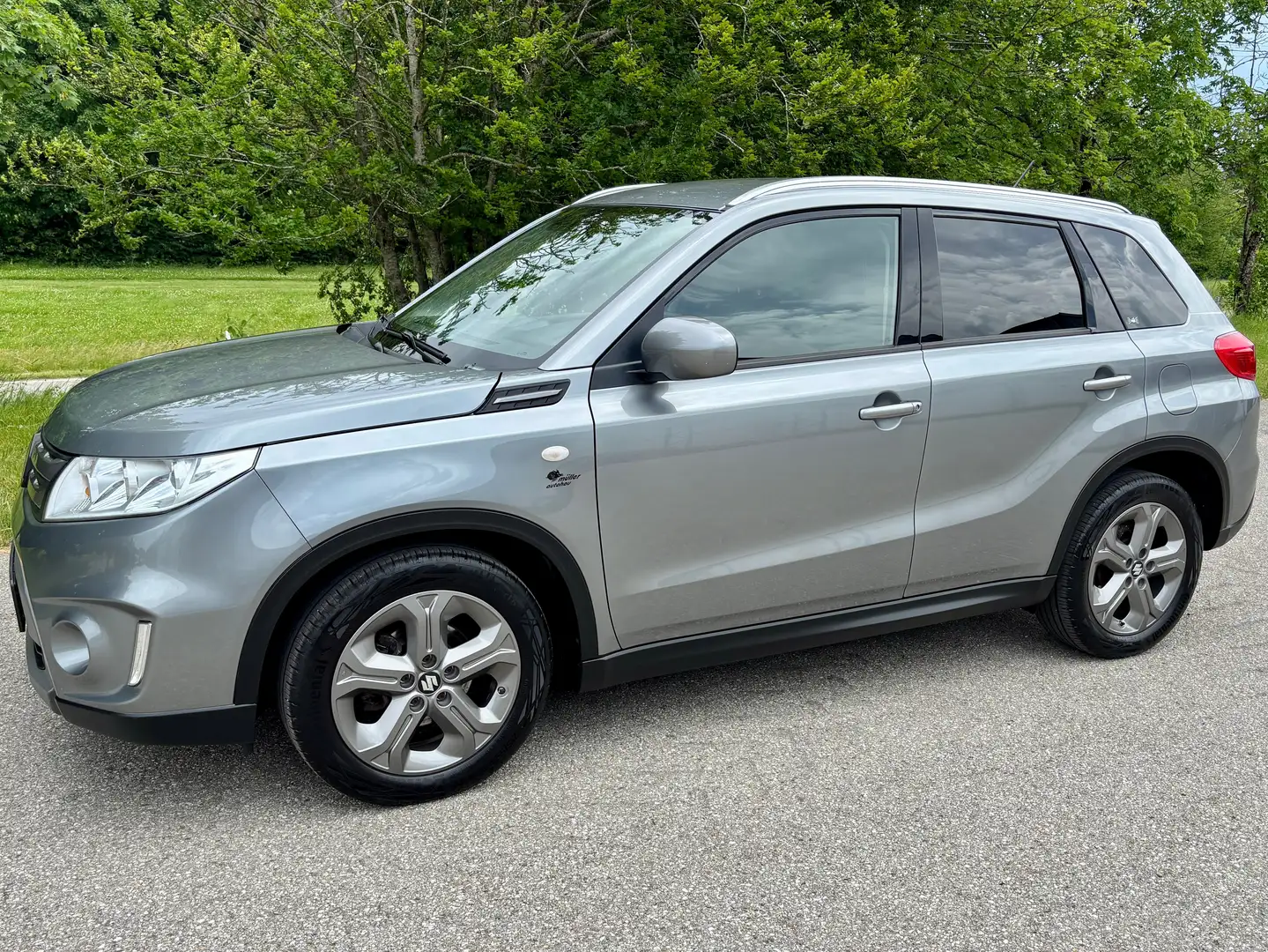 Suzuki Vitara 1.6 Comfort 4x4 Kamera AHK ACC ALU Klimaautomatik Grau - 2
