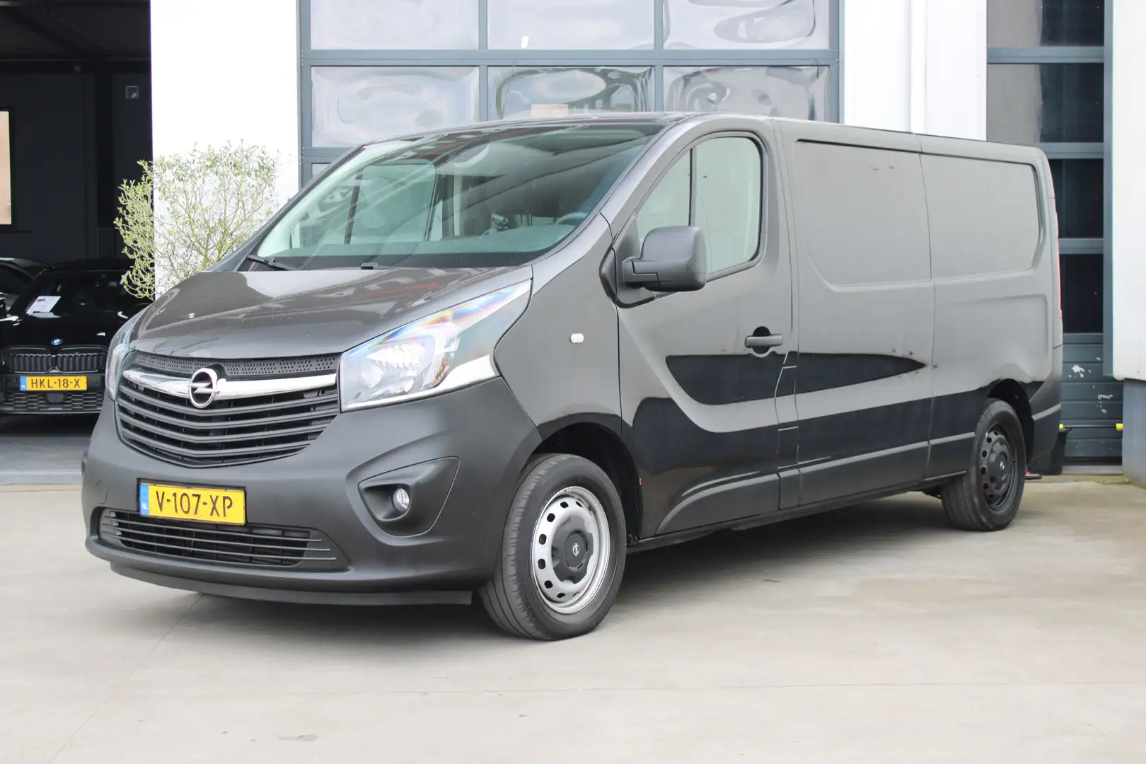 Opel Vivaro 1.6 CDTI L2H1 Sport EcoFlex |Navi|Camera|Trekhaak| Zwart - 1