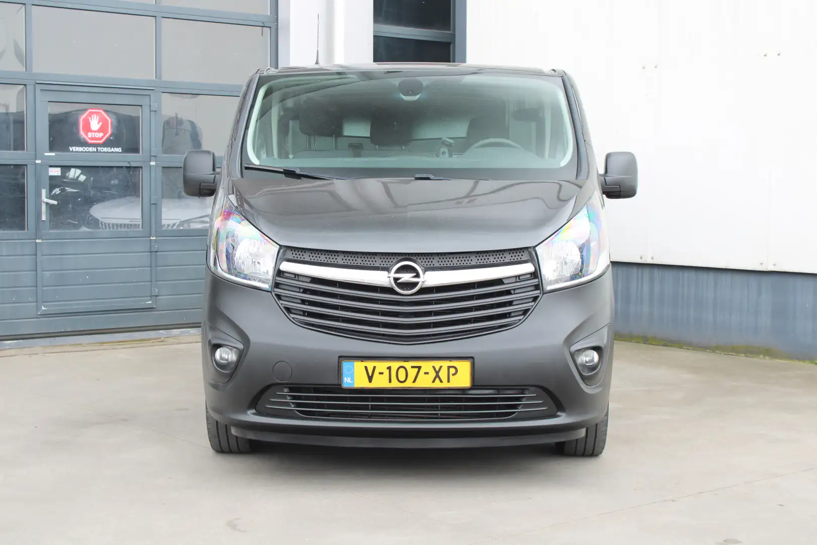 Opel Vivaro 1.6 CDTI L2H1 Sport EcoFlex |Navi|Camera|Trekhaak| Zwart - 2