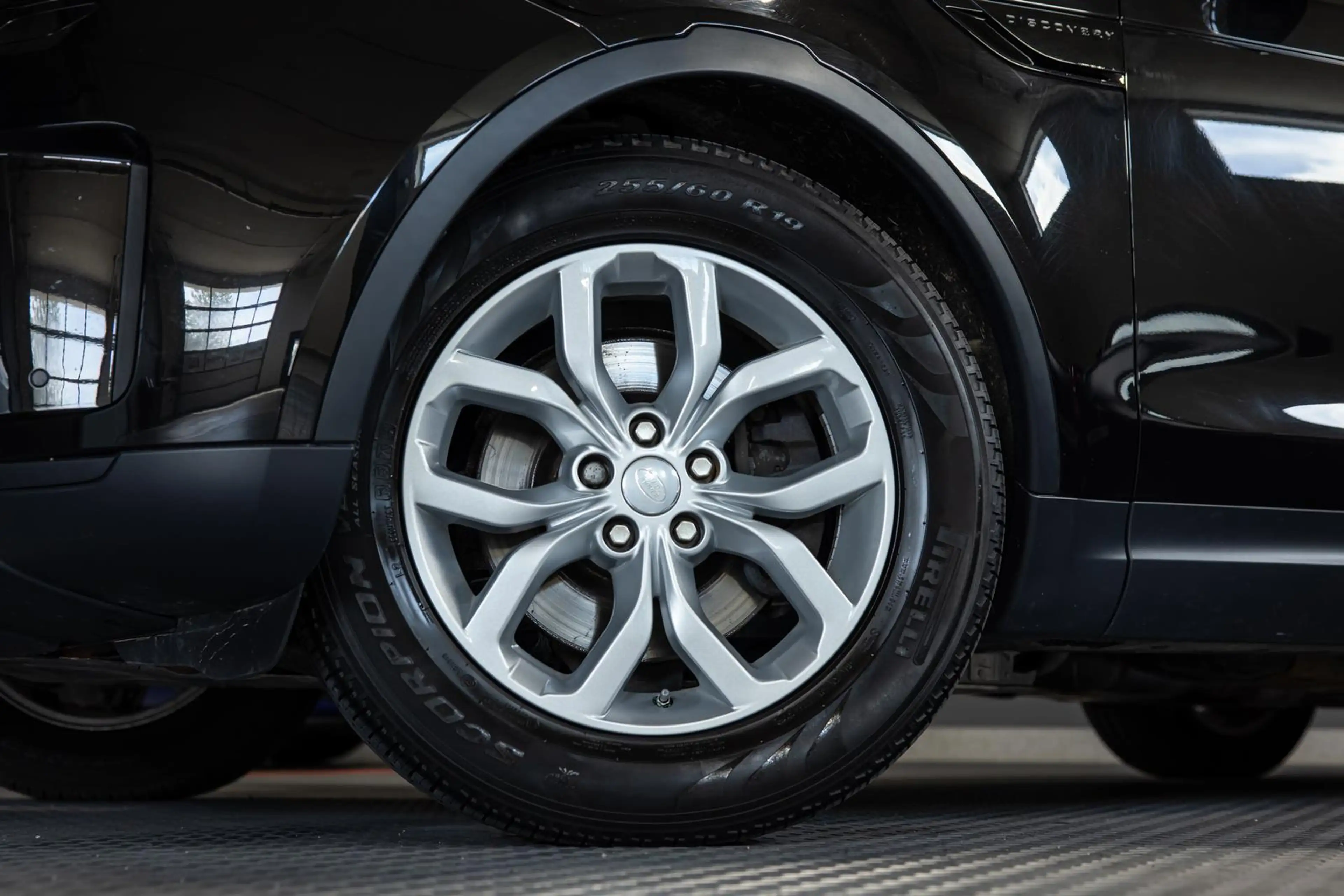 Land Rover Discovery 2.0 SD4 AWD SOUND AHK 4xSHZ 7-SITZER — photo 3
