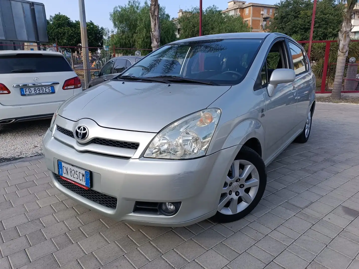 Toyota Corolla Verso 7 posti Argento - 1