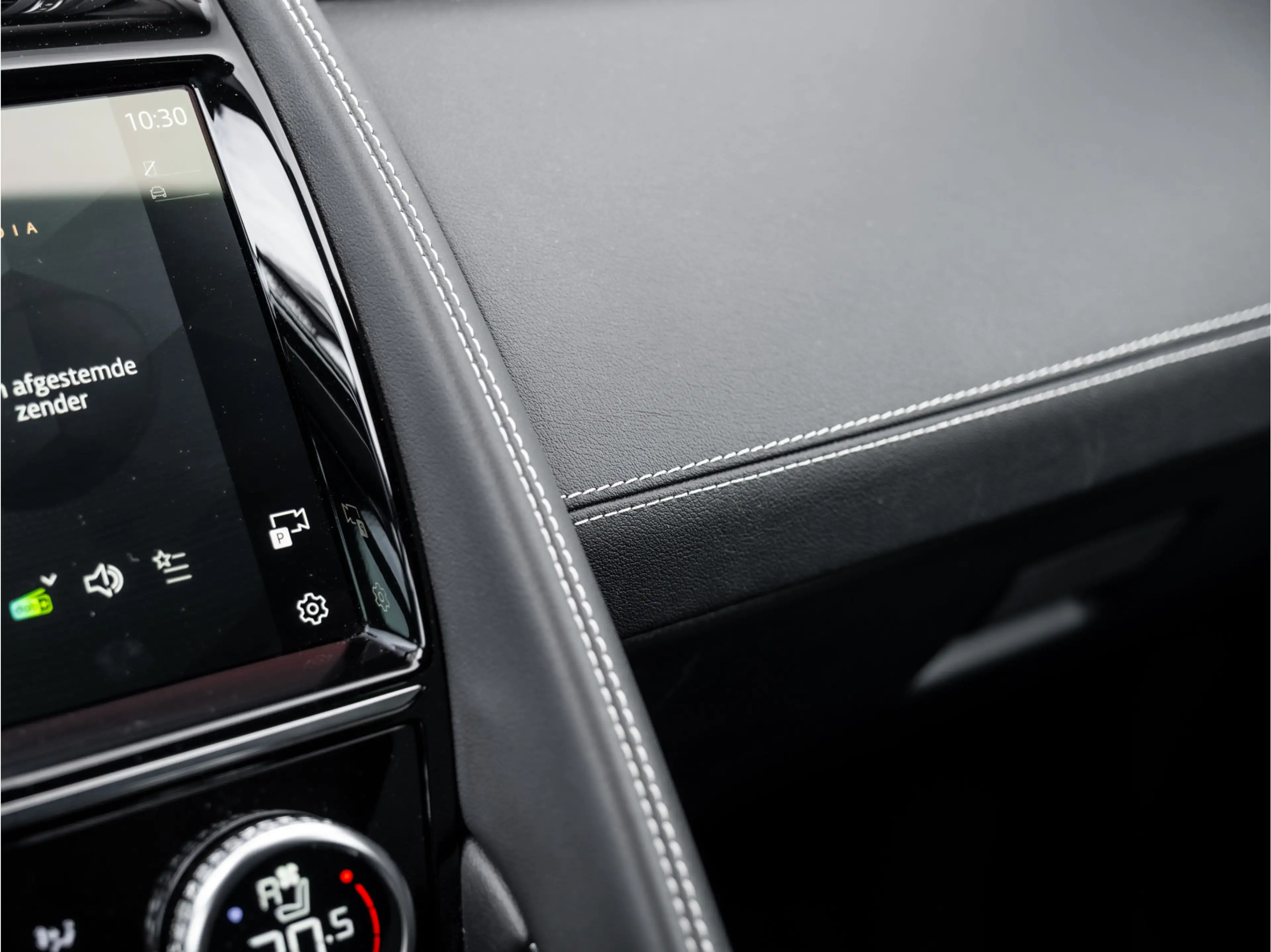 Jaguar E-Pace 1.5 P300e AWD R-Dynamic HSE | Black Pack | Adaptiv — photo 41