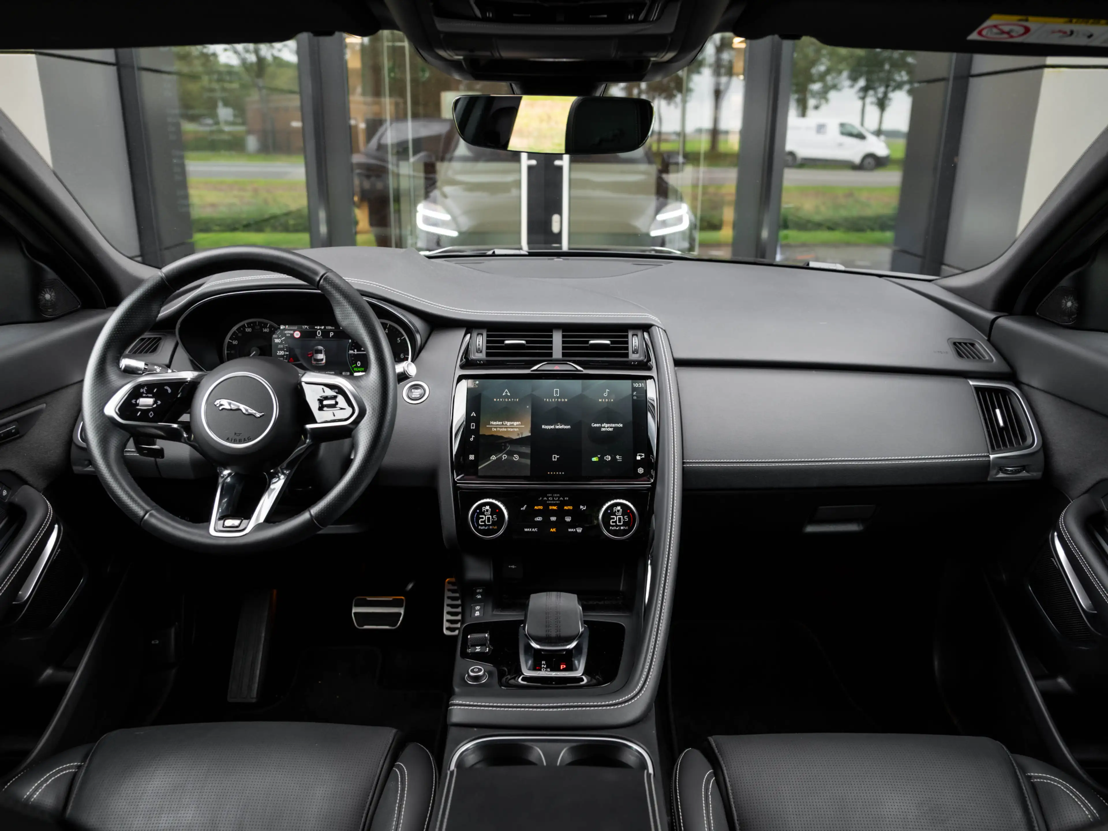 Jaguar E-Pace 1.5 P300e AWD R-Dynamic HSE | Black Pack | Adaptiv — photo 17