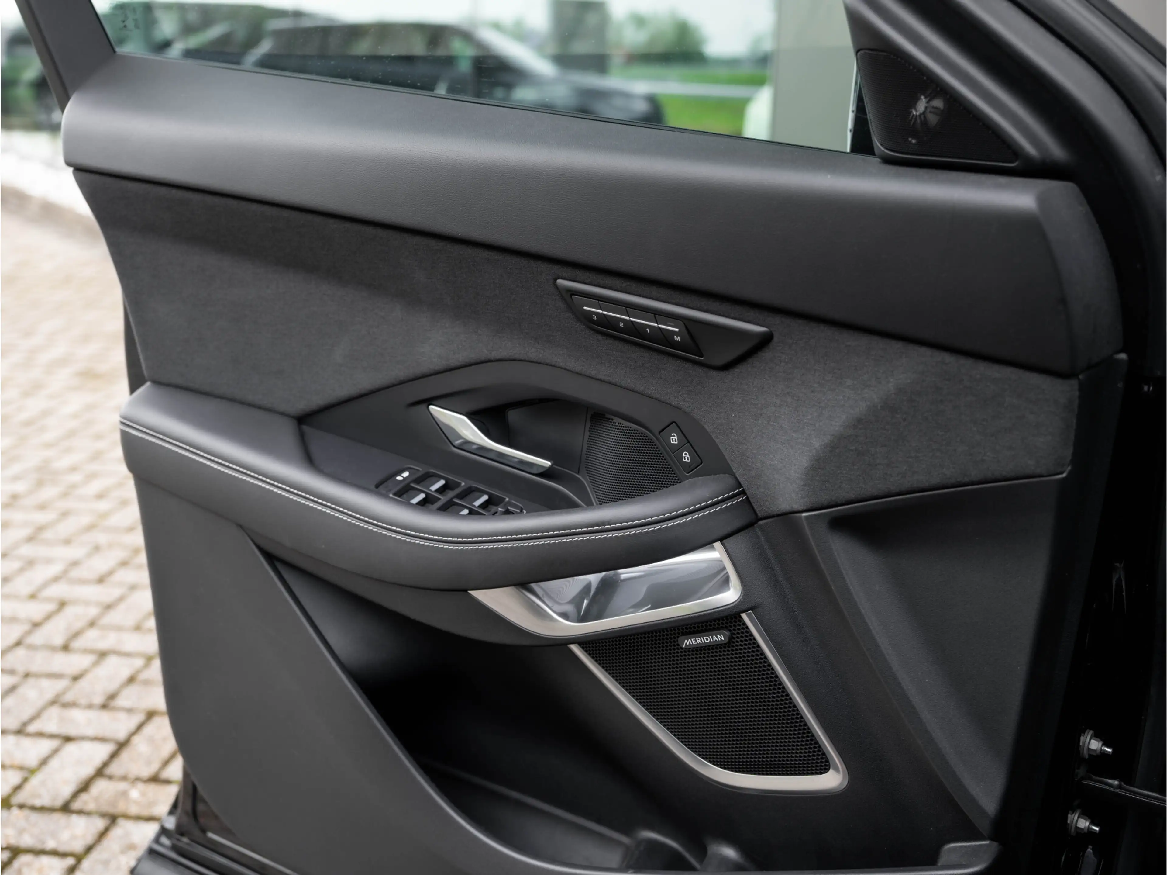 Jaguar E-Pace 1.5 P300e AWD R-Dynamic HSE | Black Pack | Adaptiv — photo 34