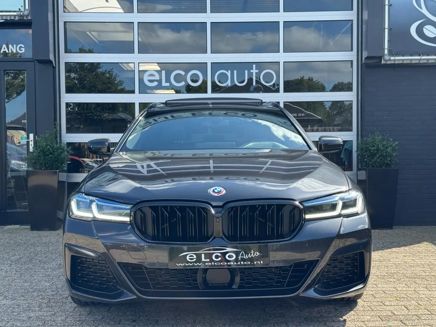 BMW 530 5-serie Touring 530i Business Edition Plus / Pano Grijs - 2