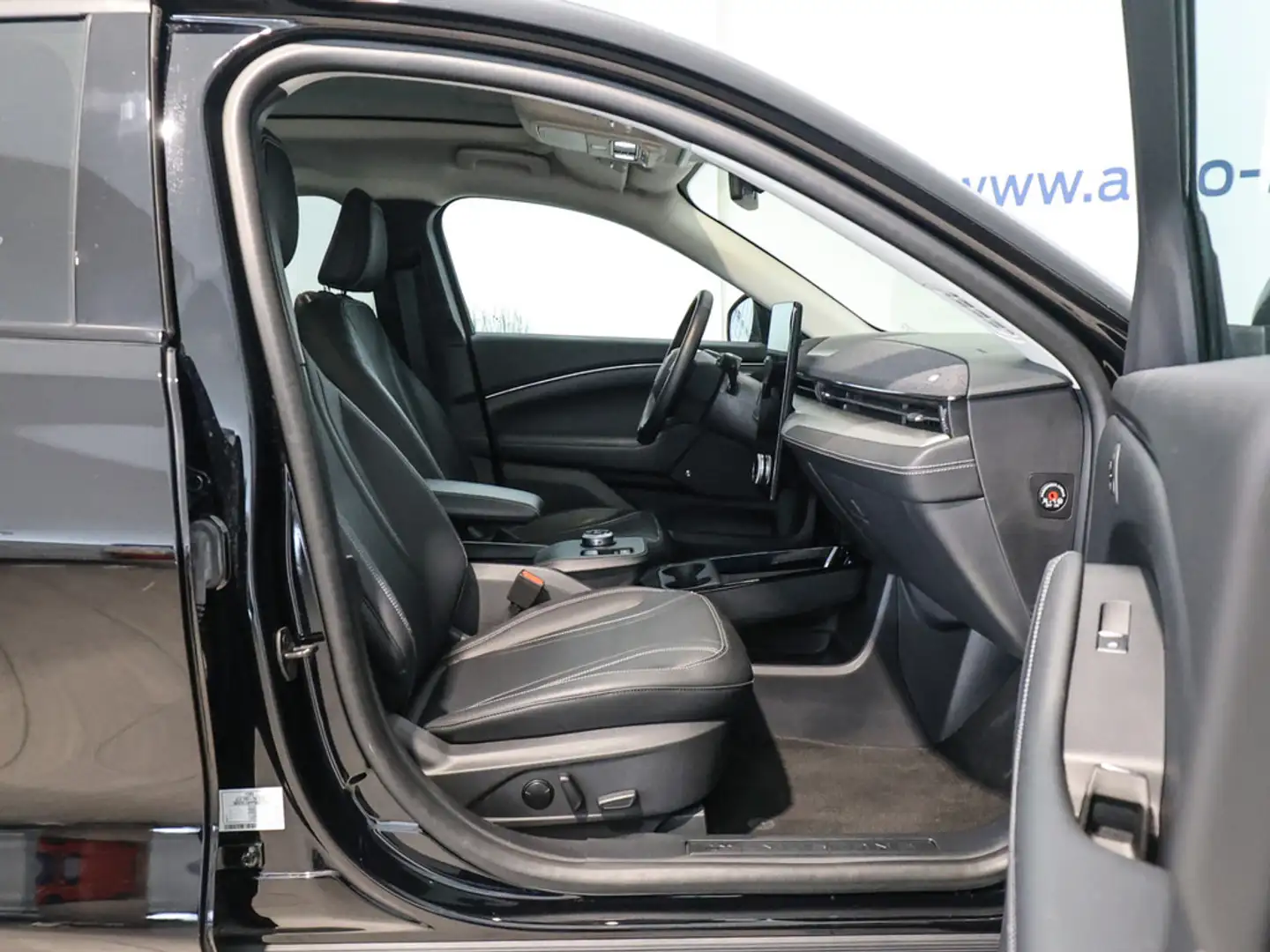Ford Mustang Mach-E 75,7 kWh +PANORAMA-DACH+B&O Schwarz - 2