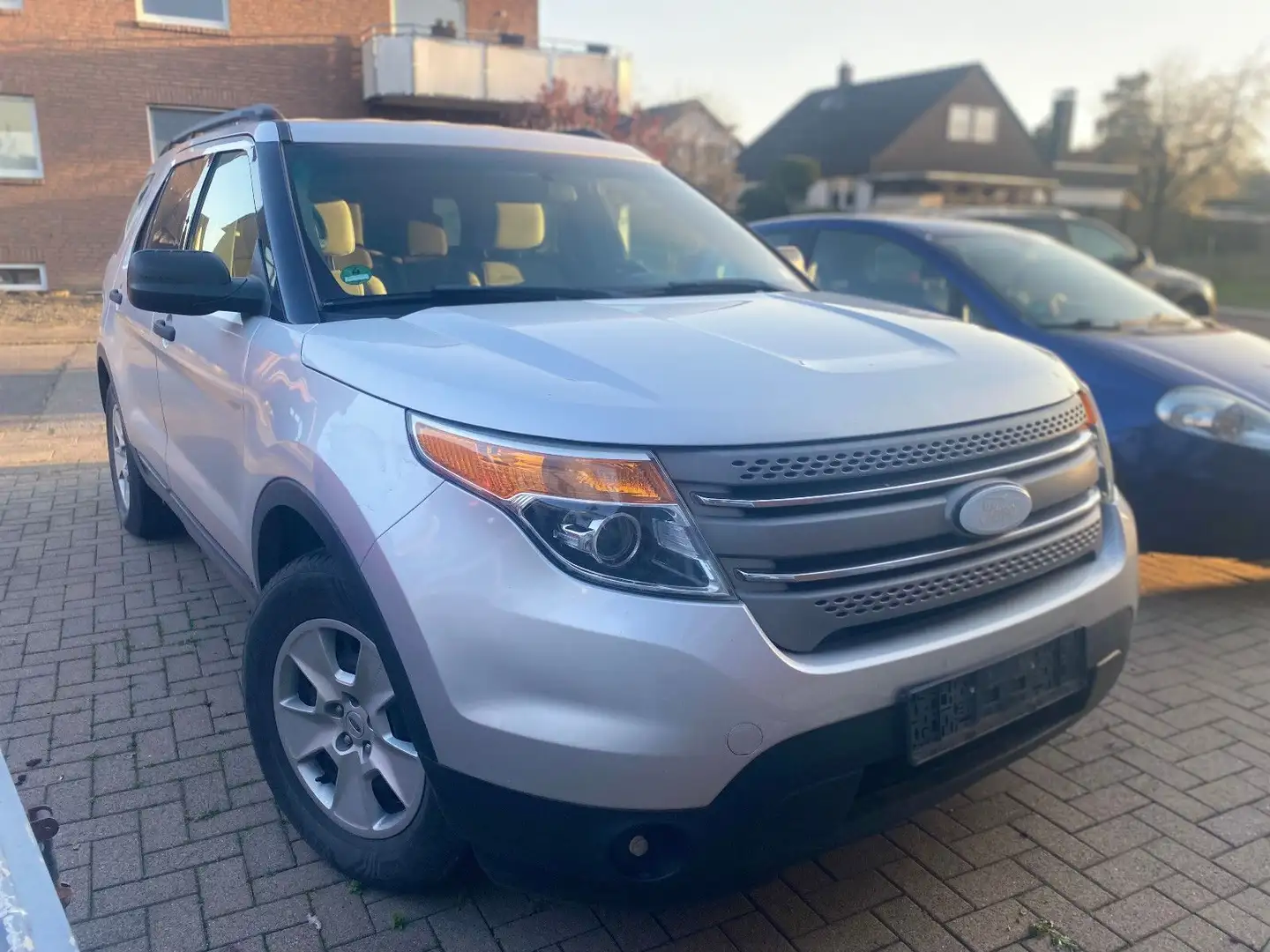 Ford Explorer Silber - 2