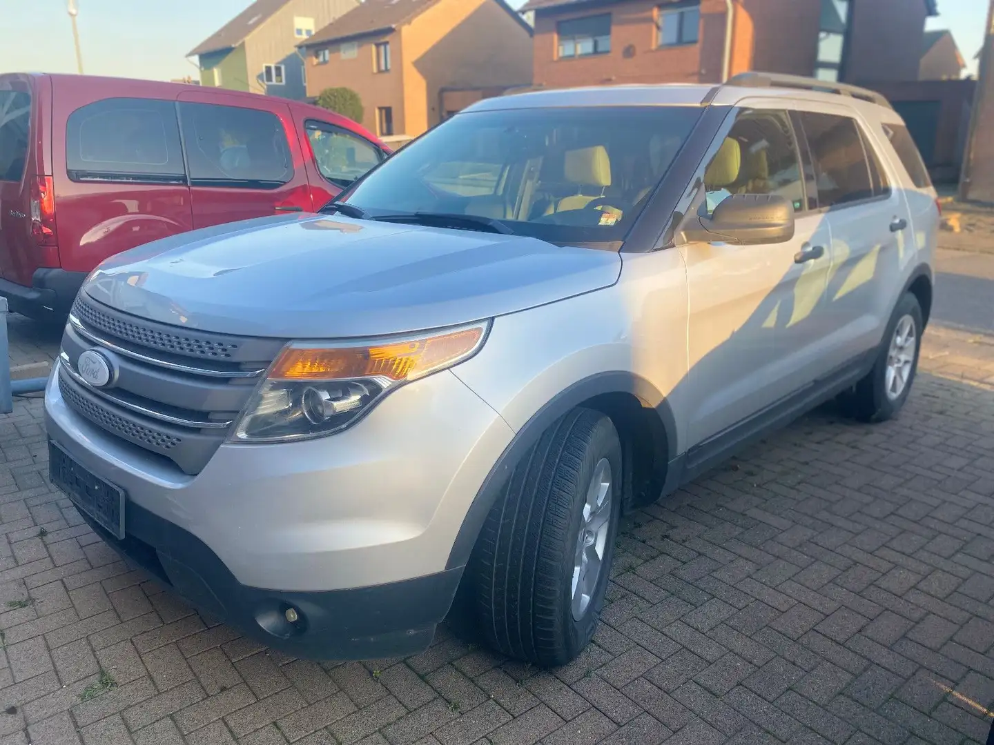 Ford Explorer Silber - 1