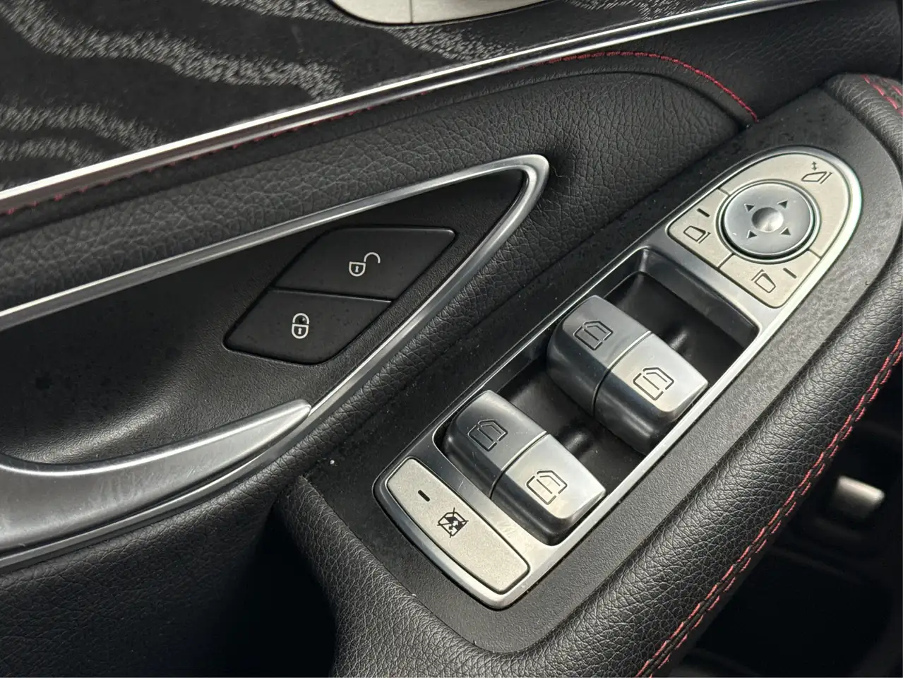 Mercedes-Benz C-Class снимка Mercedes-Benz C-Class